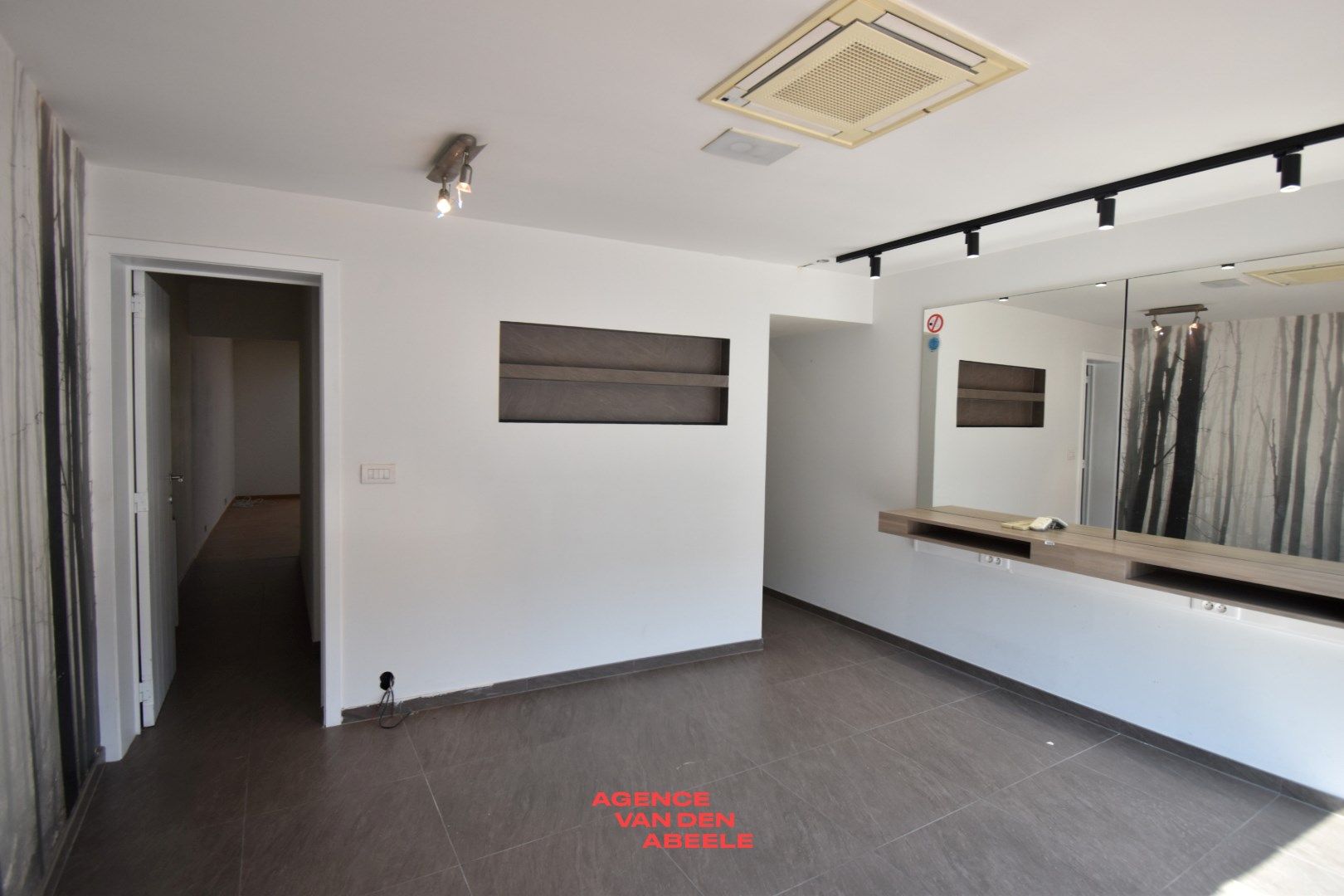 Commercieel gelegen woning met 4 slaapkamers en tuin foto 5