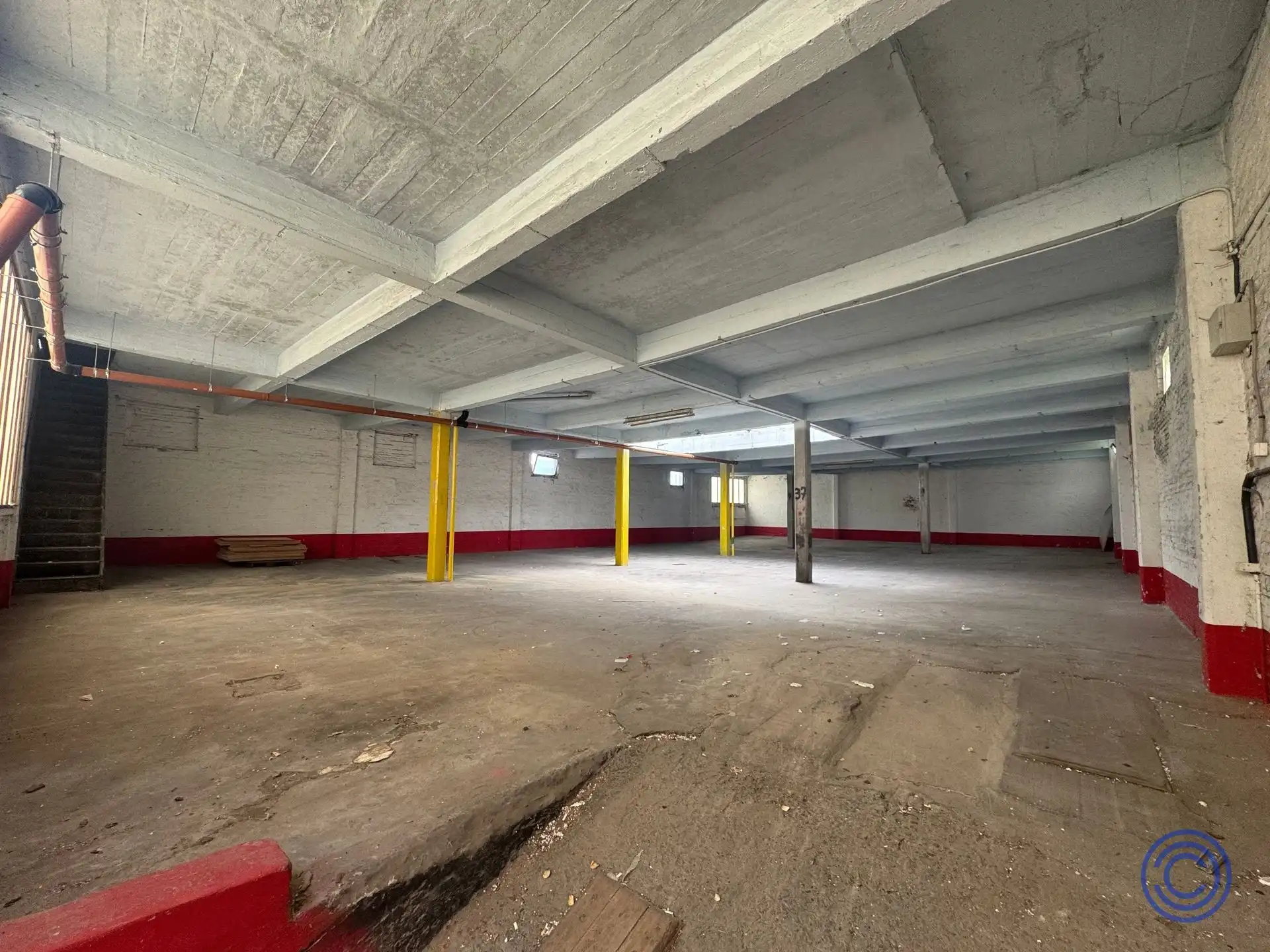 Ruim en veelzijdig magazijn van ca. 800 m² te huur op een centrale en vlot bereikbare locatie in Antwerpen. foto 2