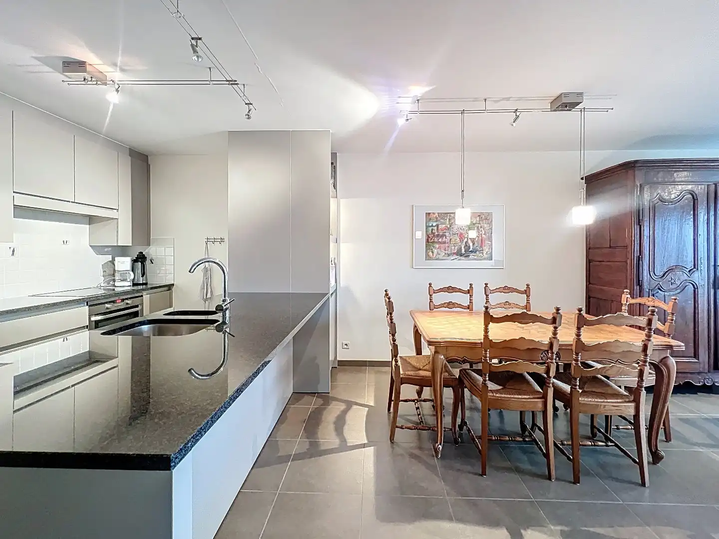 Zeezicht appartement met uniek zicht op Zeeheldenplein en strekdam. foto 6