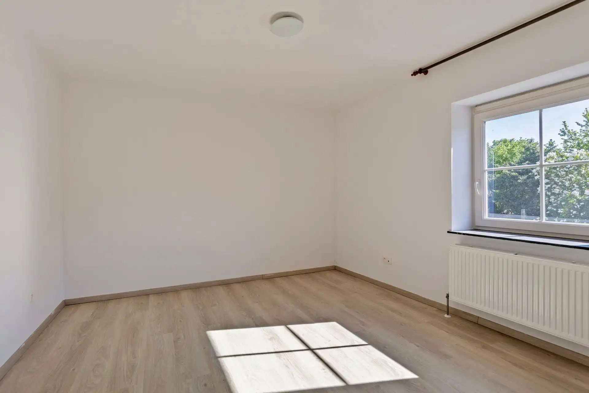 Nieuwbouw van 2012 in rustige straat foto 18