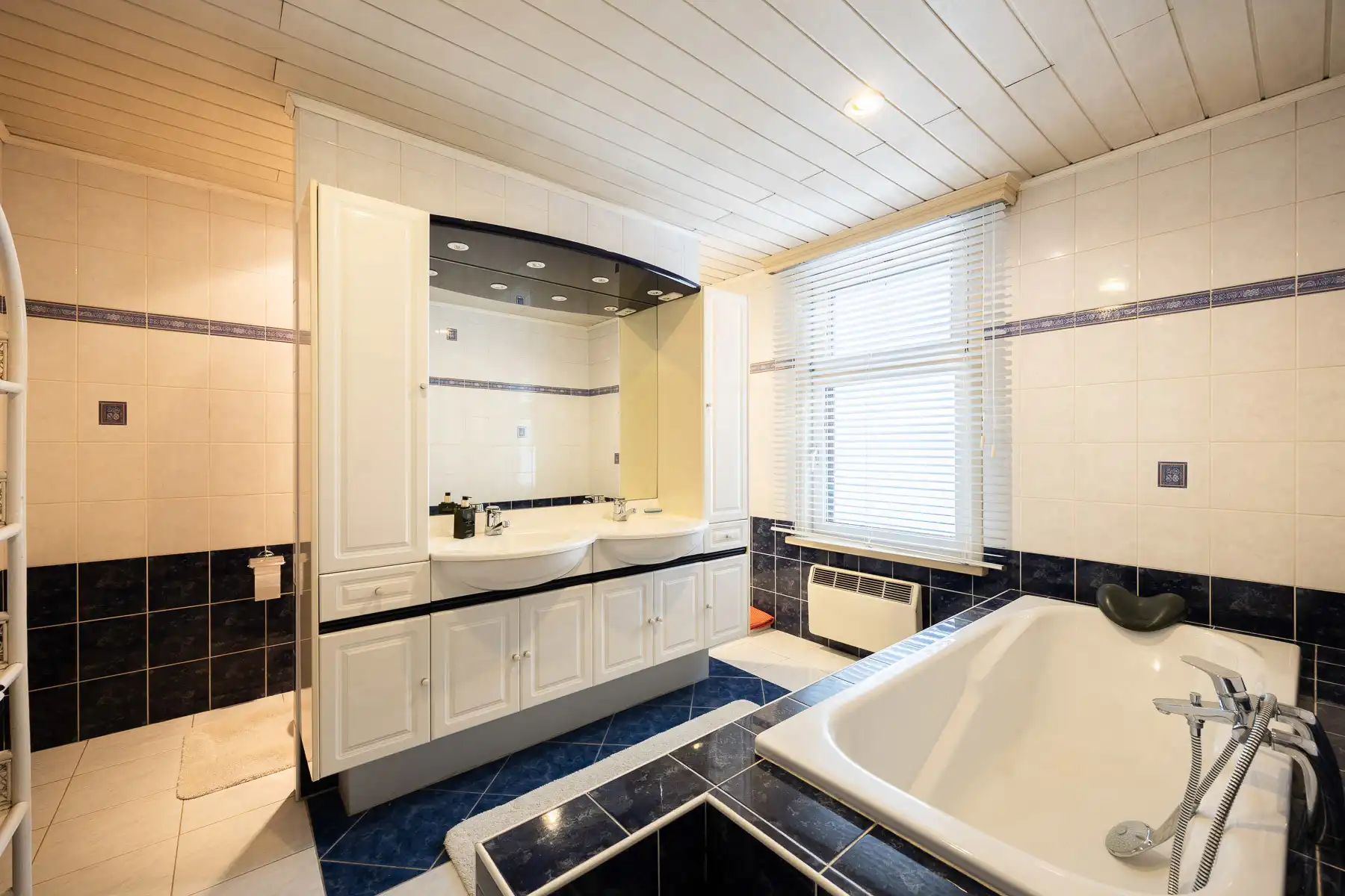Veelzijdig handelspand met ruime woning op toplocatie foto 11
