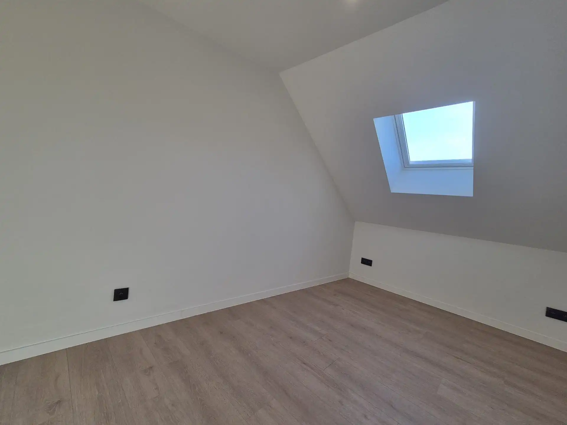 Ruime en luxueus afgewerkte duplex met 4 slaapkamers, terras en tuin. foto 21