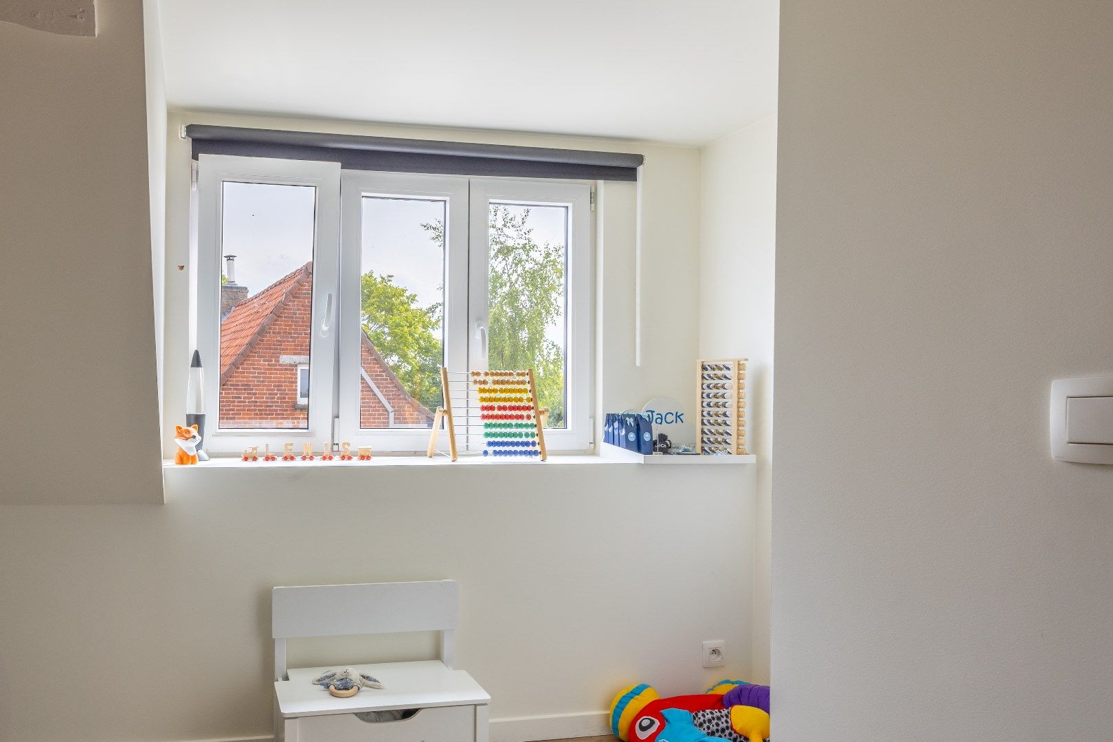 Verder op te knappen woning op 1.218 m² grond foto 9