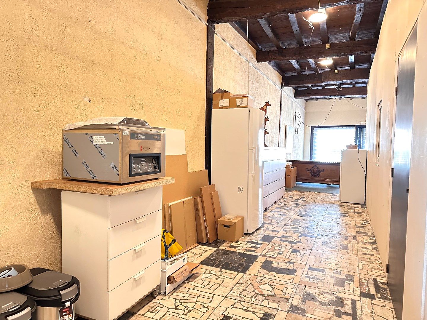 Ruim handelspand met magazijnen, loods, bureelruimte en tuin foto 11
