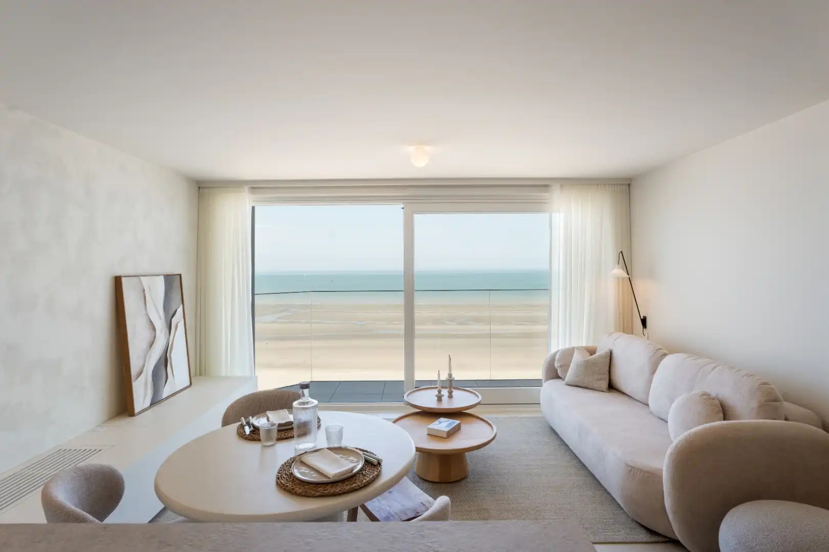 Luxueus gerenoveerd appartement met frontaal zeezicht te Nieuwpoort foto {{pictureIndex}}
