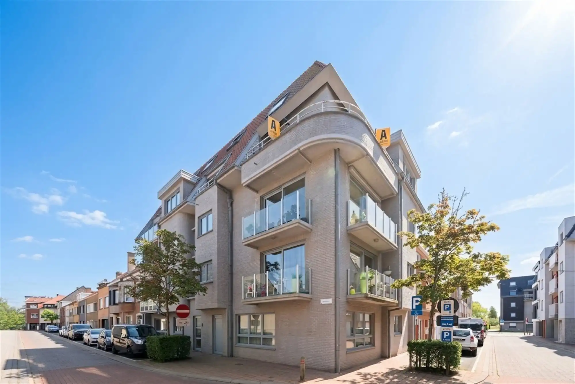 Instapklaar duplexappartement met zonneterras op toplocatie in Bredene foto 2