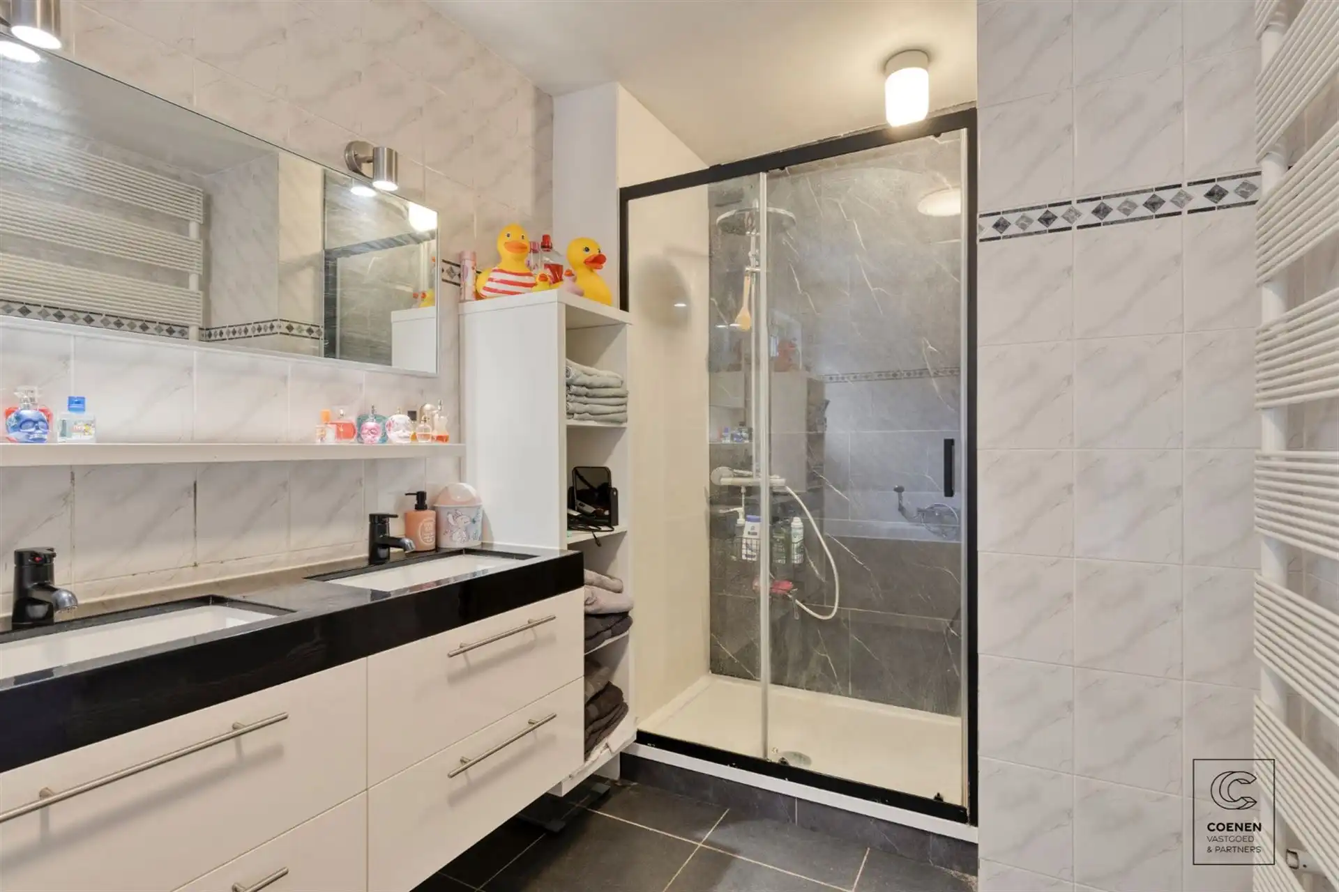 Lichtrijke en ruime villa van 338 m² met ingebouwd zwembad! foto 12