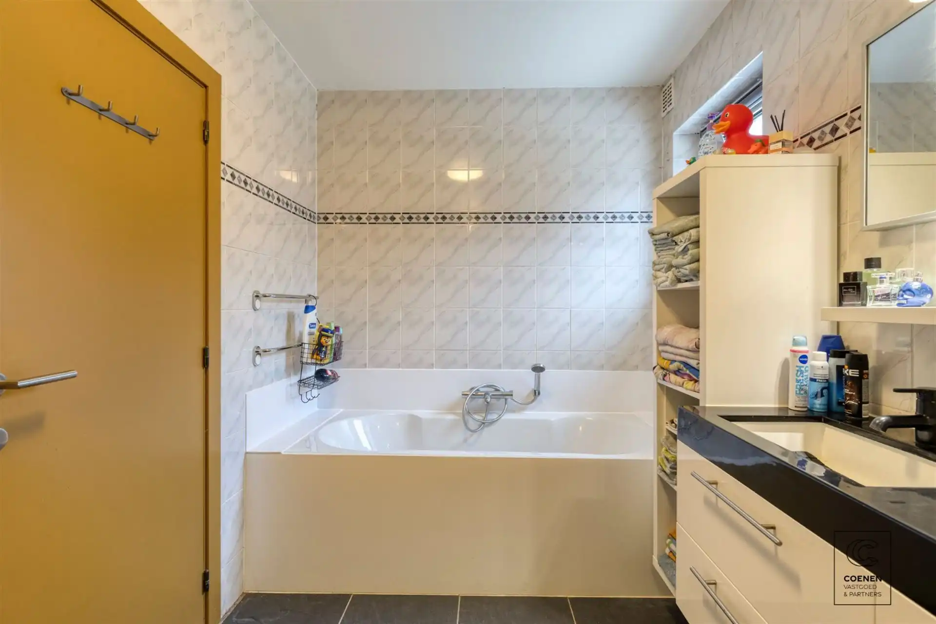 Lichtrijke en ruime villa van 338 m² met ingebouwd zwembad! foto 12