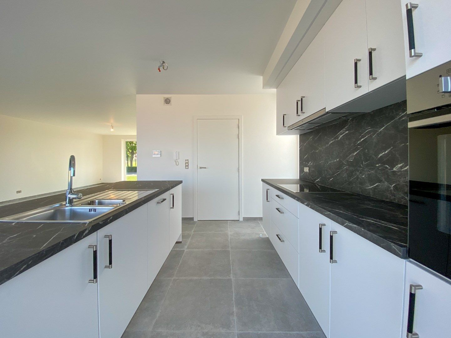 Prachtige nieuwbouwwoning met 3 slaapkamers, carport en tuin met tuinberging. foto 5
