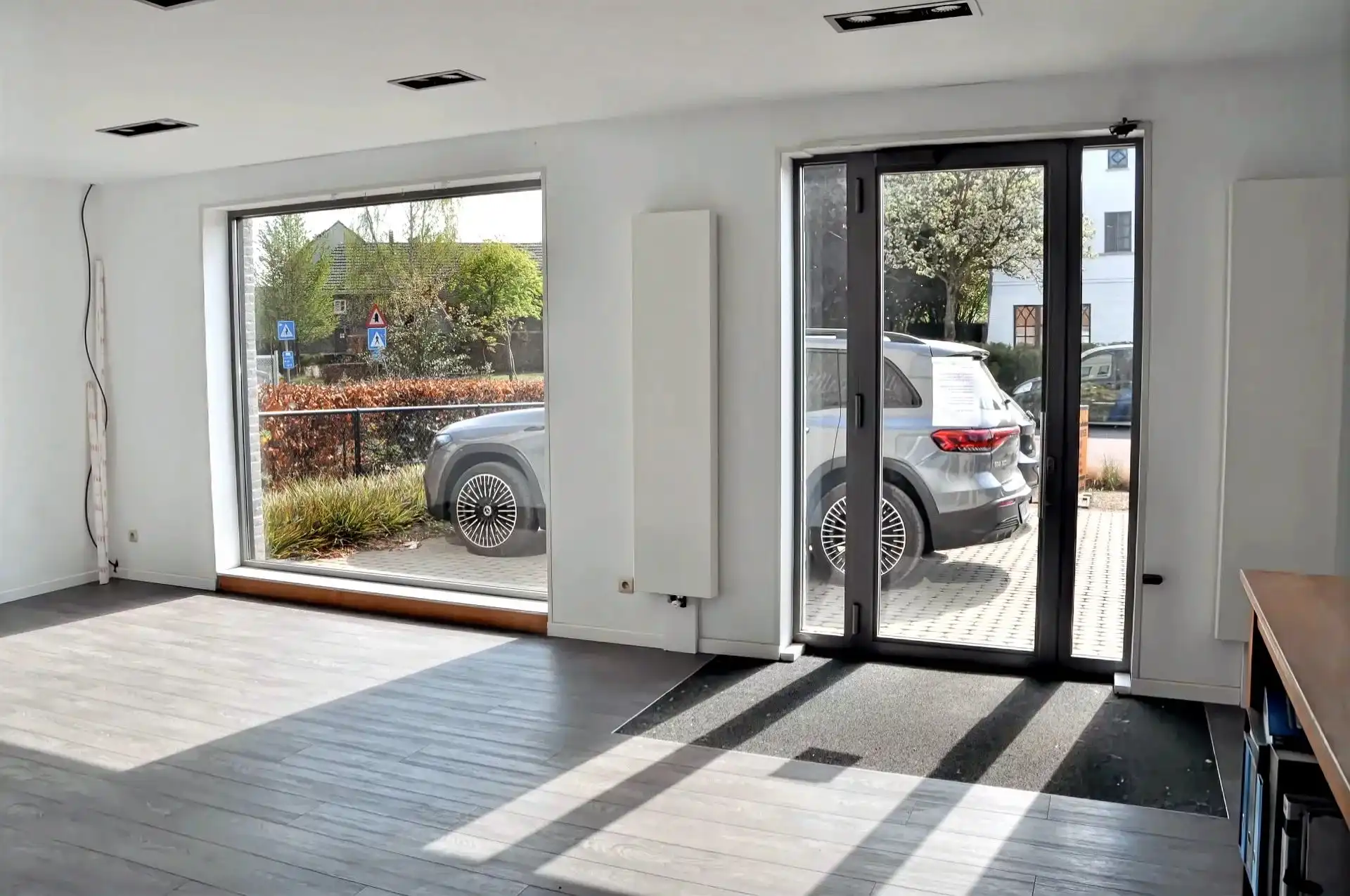 HANDELGELIJKVLOERS/KANTOOR VAN 76 M² MET VEEL LICHTINVAL IN STEVOORT foto 4