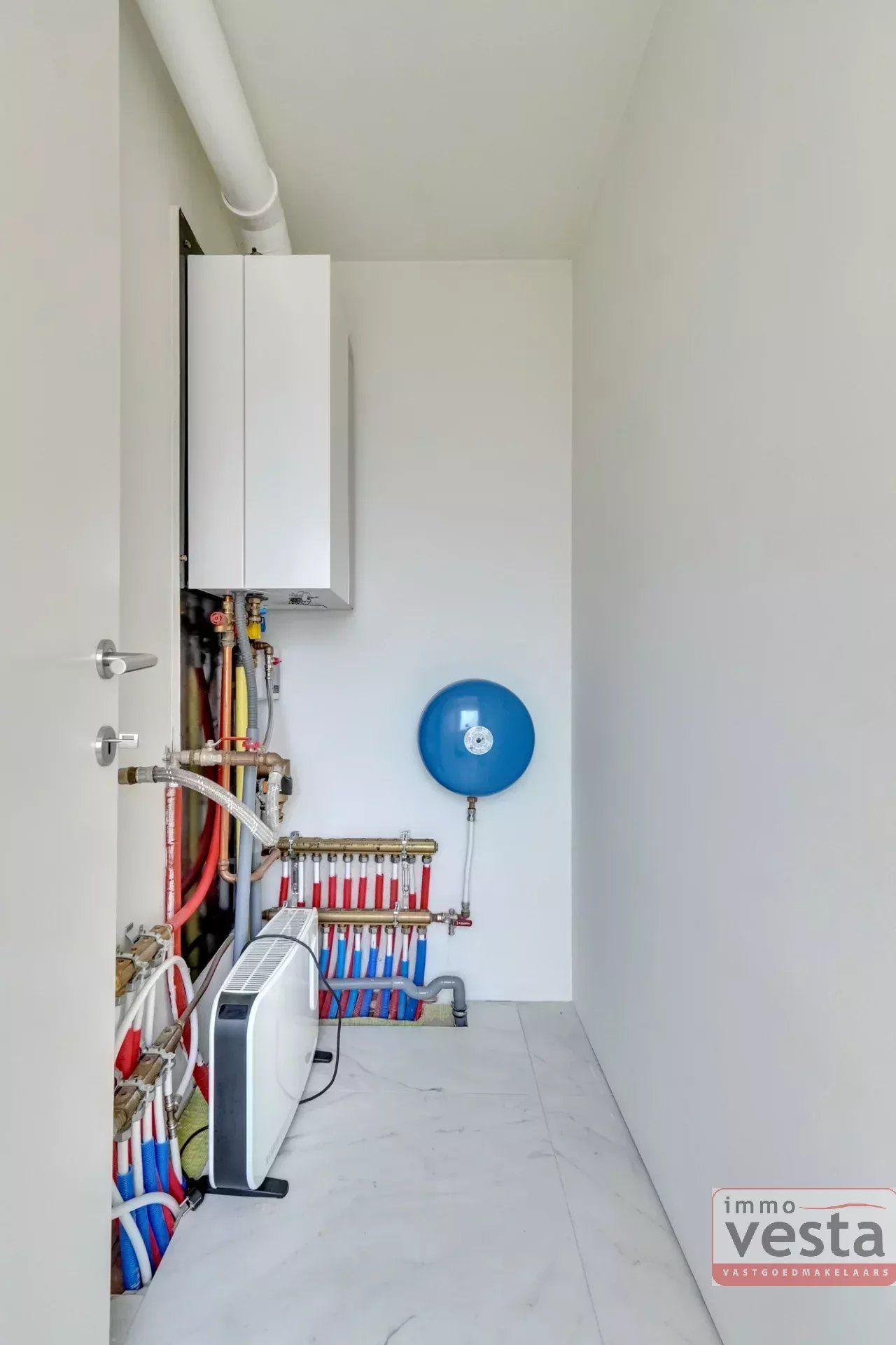 Ruime rijwoning nabij centrum Sint-Truiden foto 19