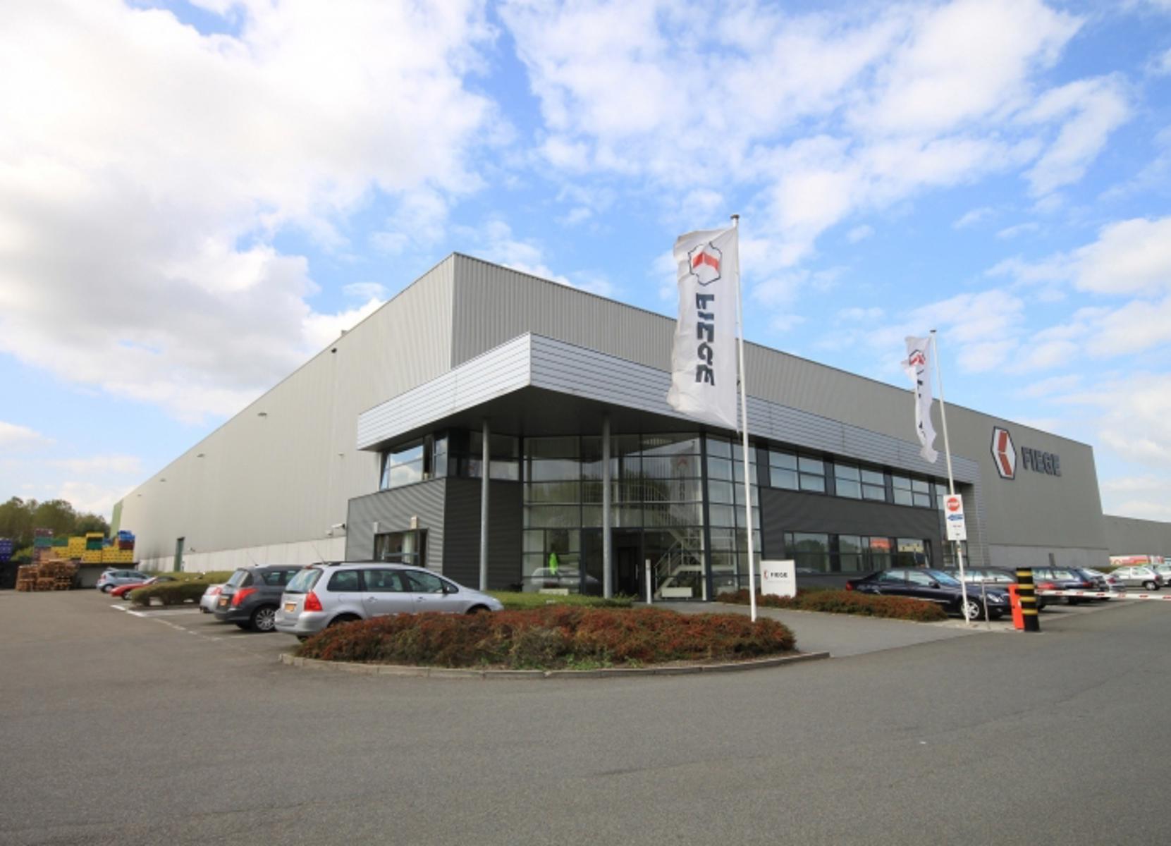Industrieel gebouw op toplocatie in Puurs te huur foto 2