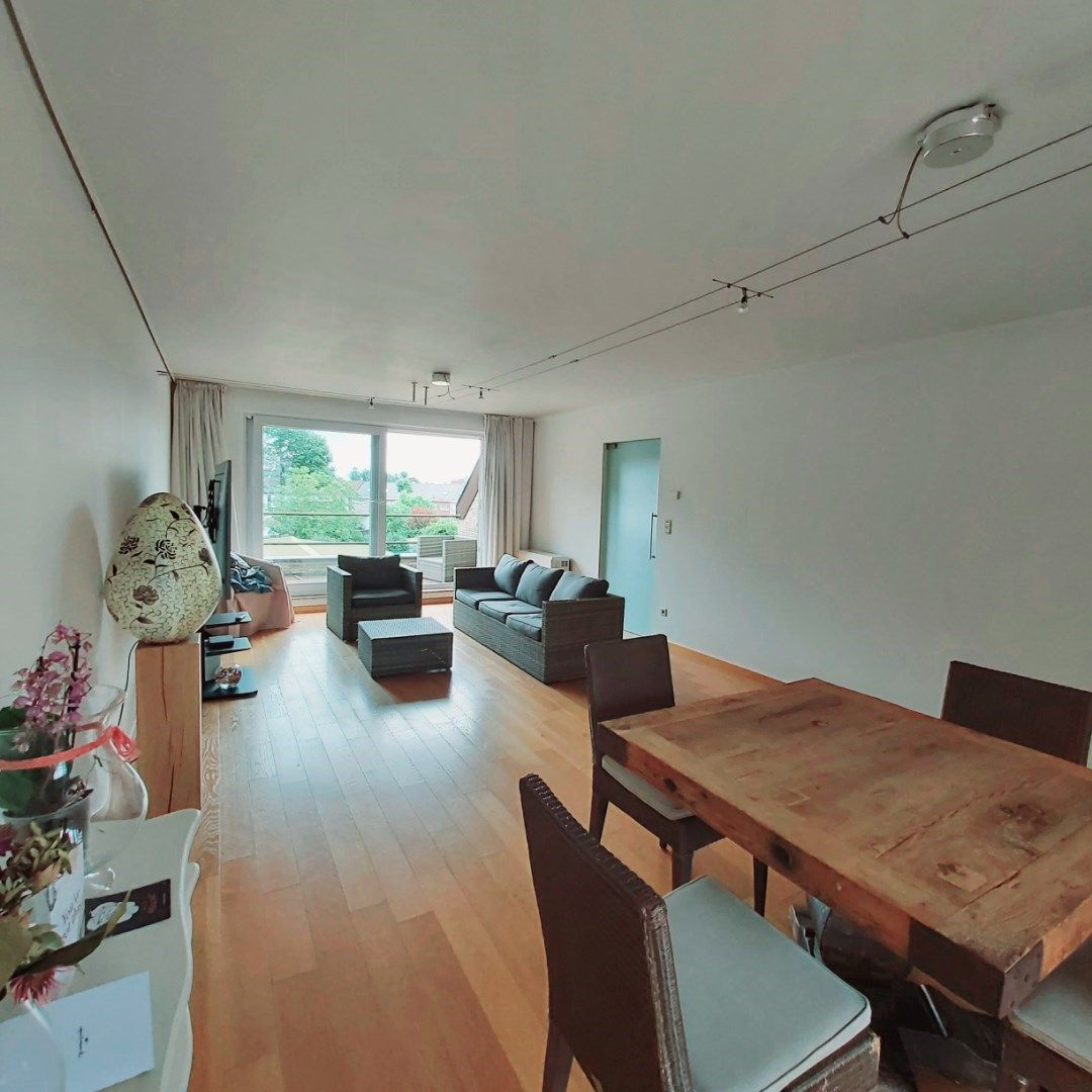 Zeer verzorgd en ruim duplex-appartement met 2 slaapkamers, bureel, 2 terrassen en aparte garagebox. foto {{pictureIndex}}