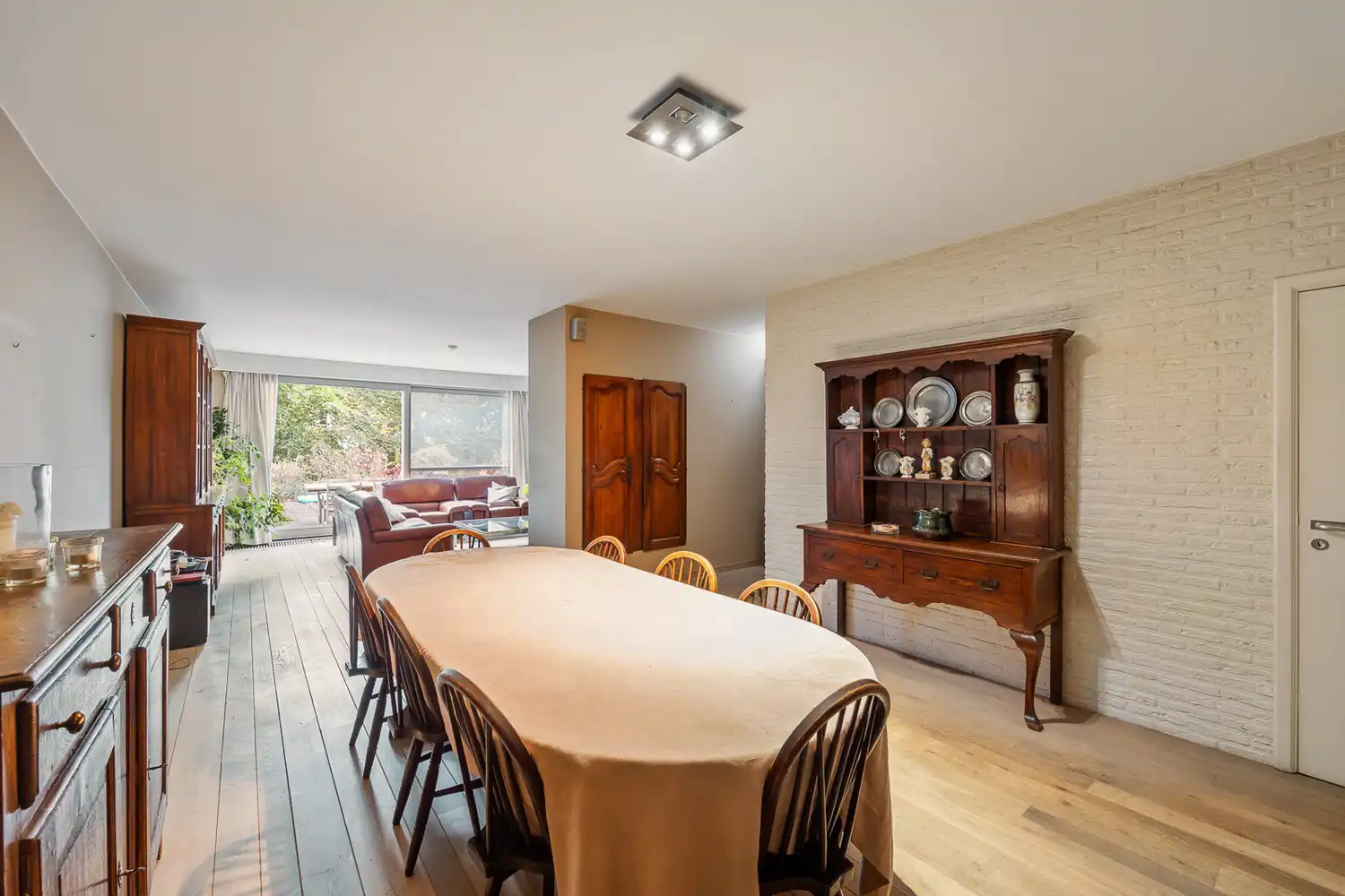 Riante seventies dokterswoning met terras en tuin op gegeerde locatie foto {{pictureIndex}}