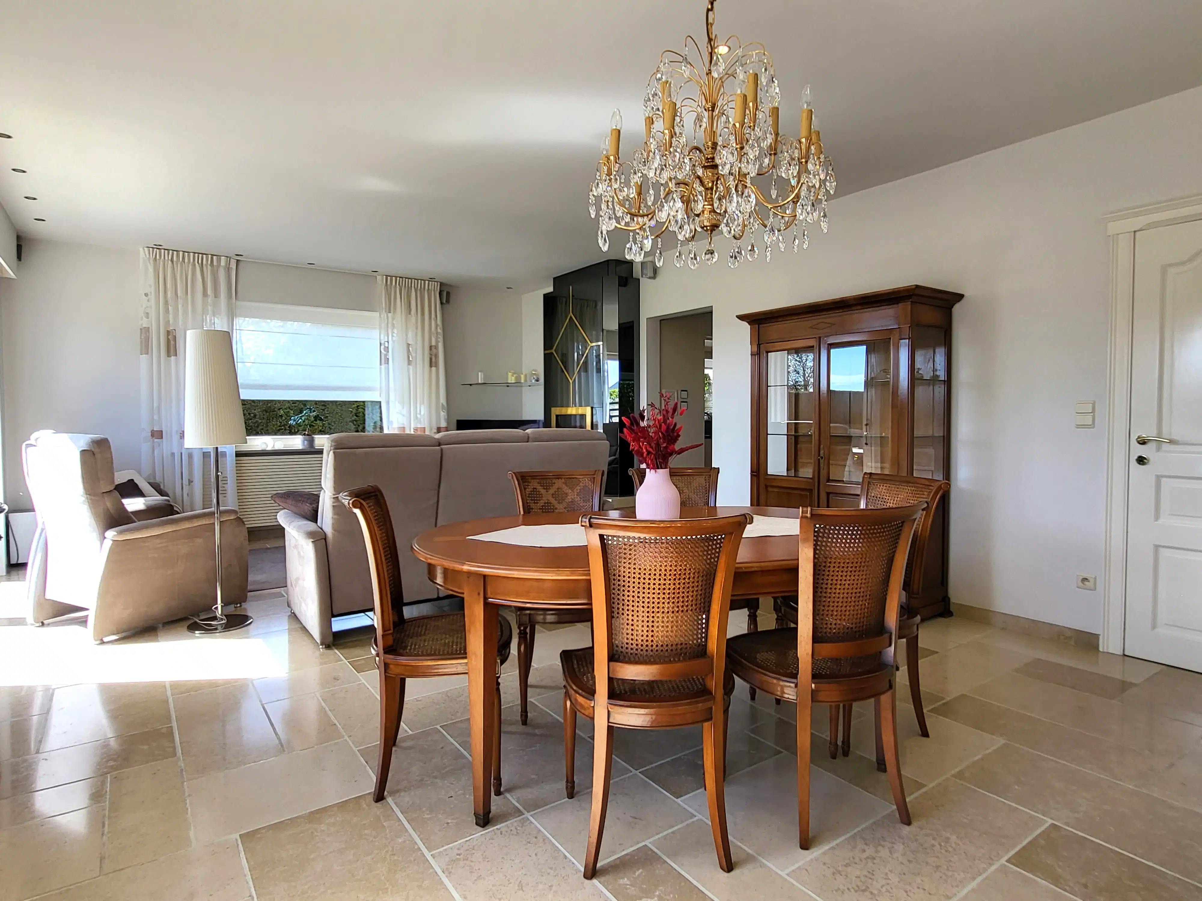 Deze ruime en uitstekend onderhouden villa-bungalow op een perceel van 1.264 m² combineert comfort, functionaliteit en een aangename woonbeleving met een zuidgericht terras en een prachtig aangelegde tuin met zwembad en badhuis.  foto 15