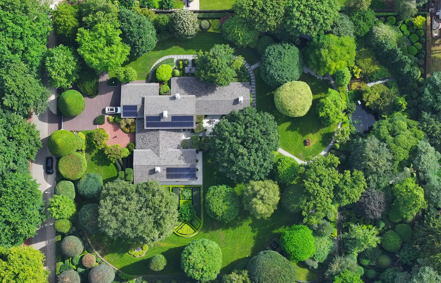 Exclusieve villa op 90a met binnenzwembad en majestueuze parktuin op toplocatie in Lanaken foto {{pictureIndex}}