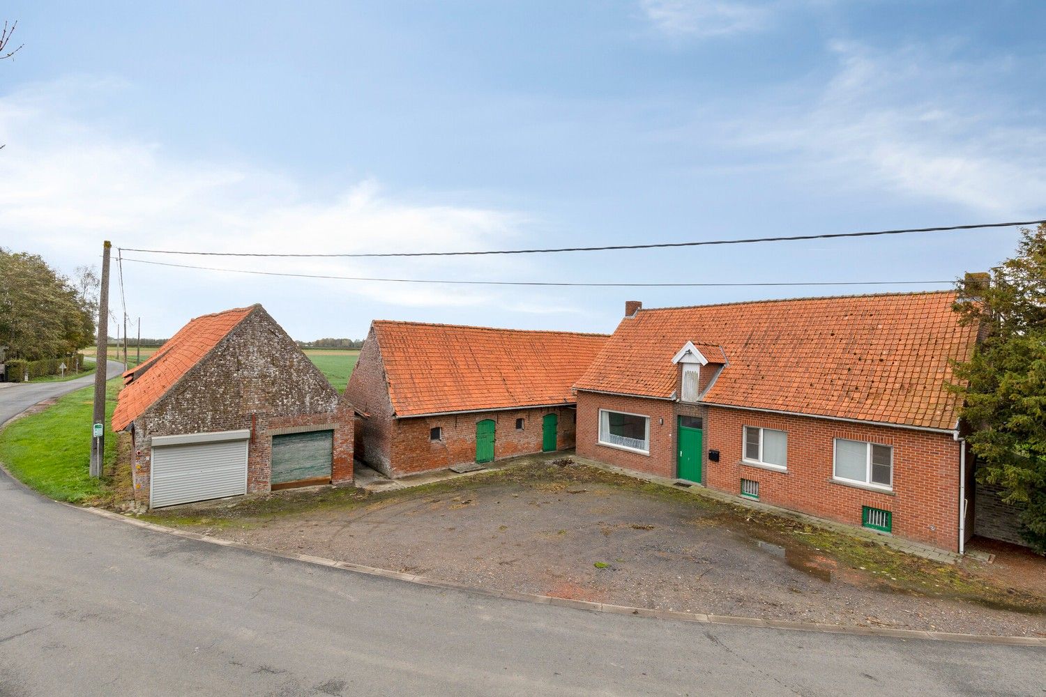 Beveren aan de IJzer: Charmant en historisch hoevetje met woonhuis, diverse stallingen, loods en weide op 3.967m² totale grondopp. foto 4