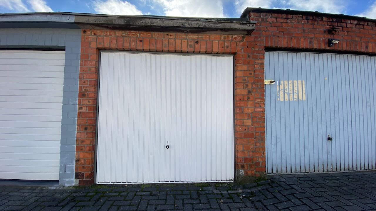 Deze individuele garagebox is gelegen in een garagecomplex acheraan een appartementsgebouw. foto 5