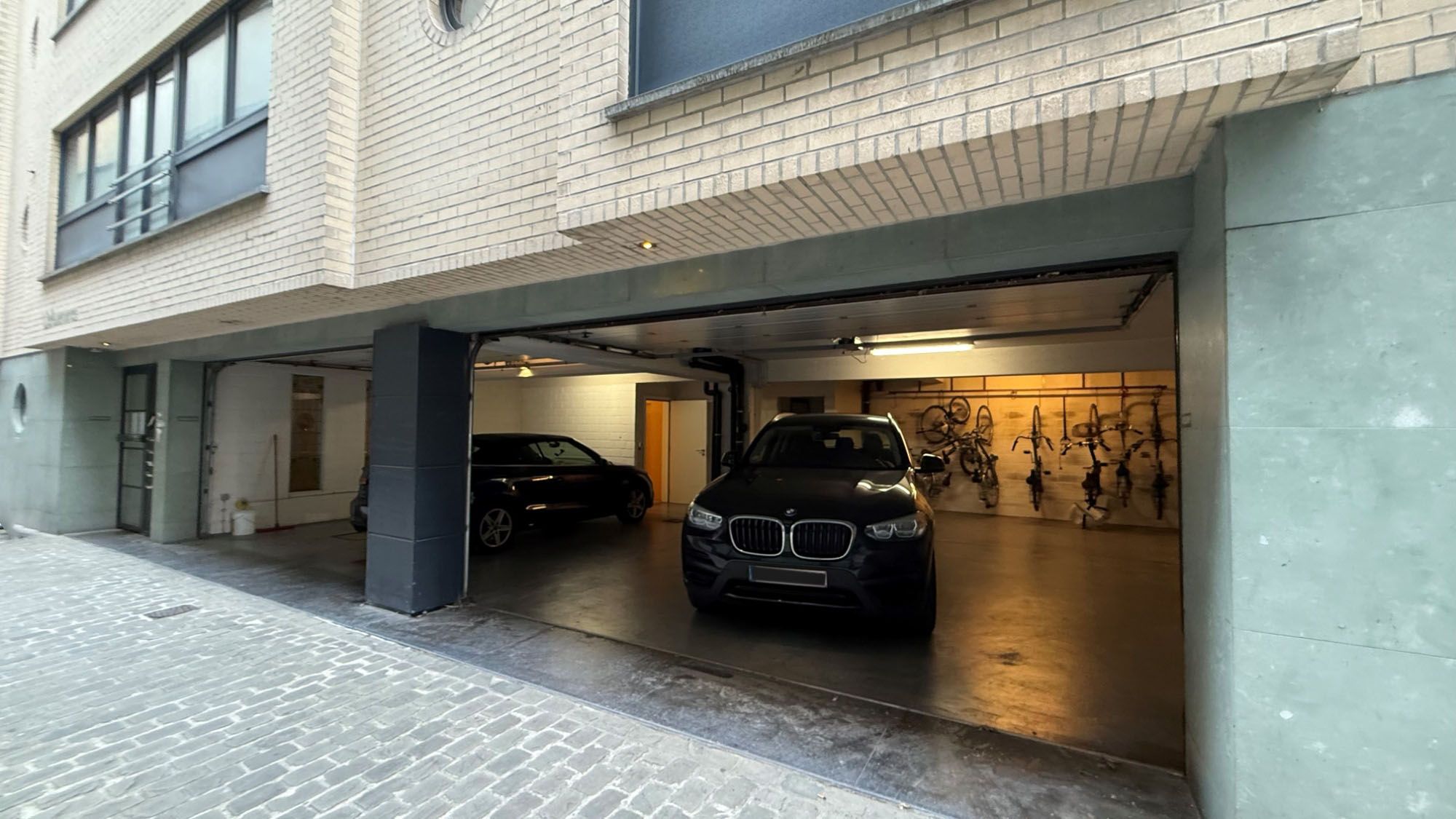 MAGAZIJN/RUIME GARAGE (+/- 70 m²) TE HUUR VLAKBIJ KOUTER GENT CENTRUM foto {{pictureIndex}}
