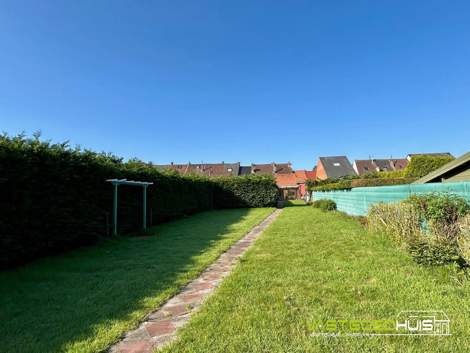 Karaktervolle, halfopen gezinswoning met tuin foto 12