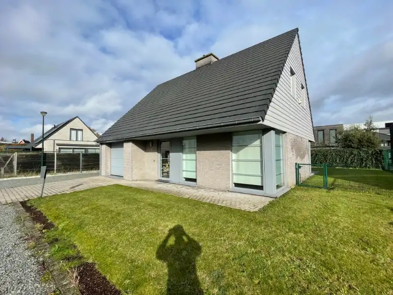 Mooie instapklare villa gelegen in een rustige en recente woonwijk foto {{pictureIndex}}