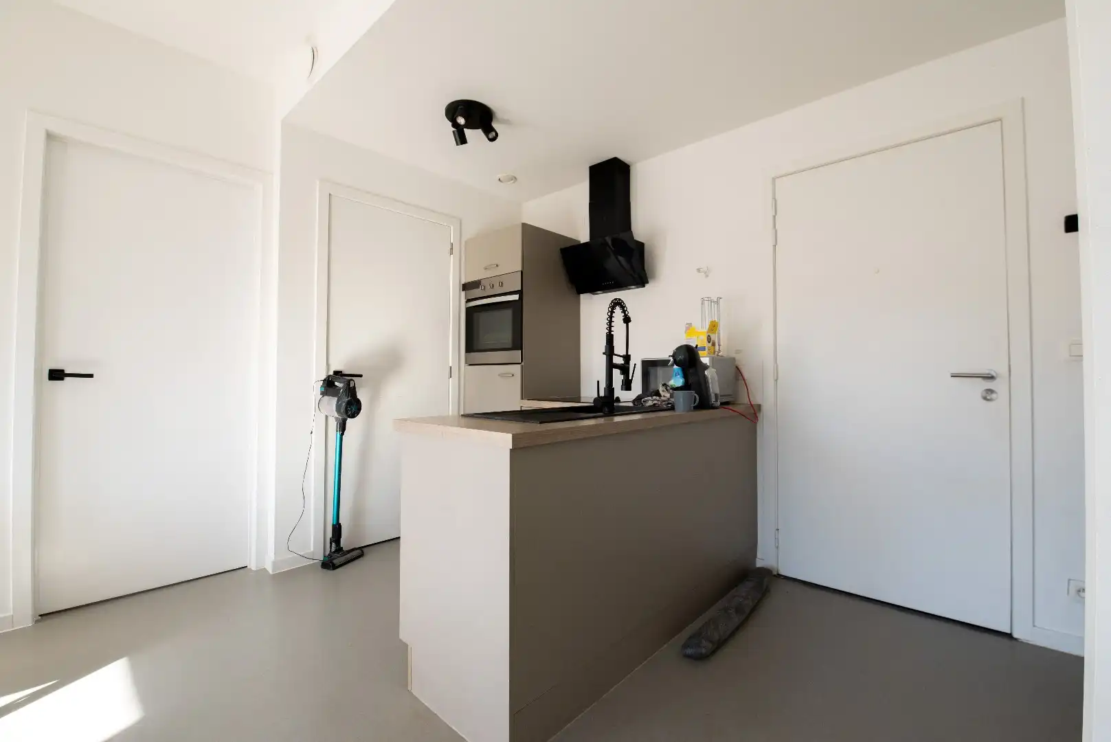 Gemeubeld appartement met autostaanplaats foto 8