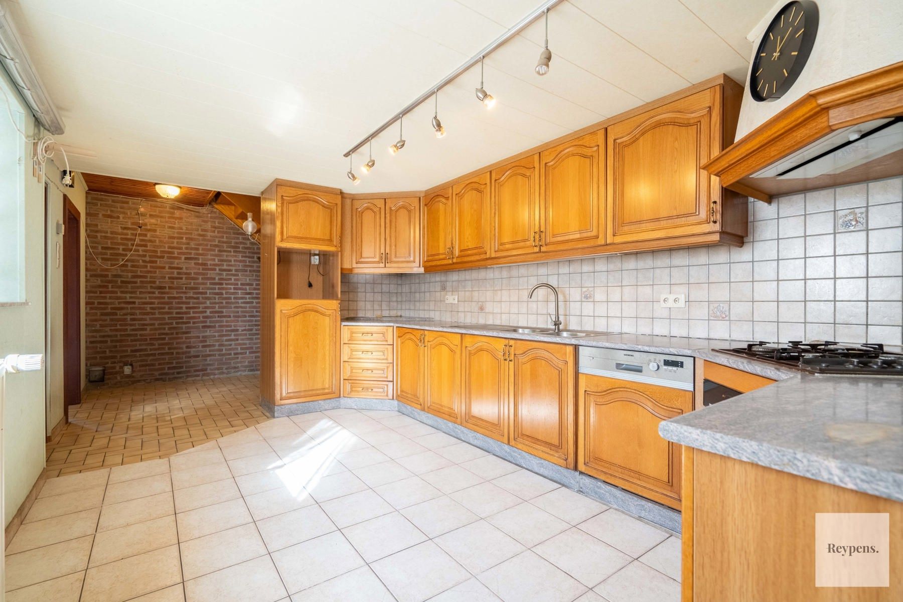 Goed gelegen op te frissen woning foto 7