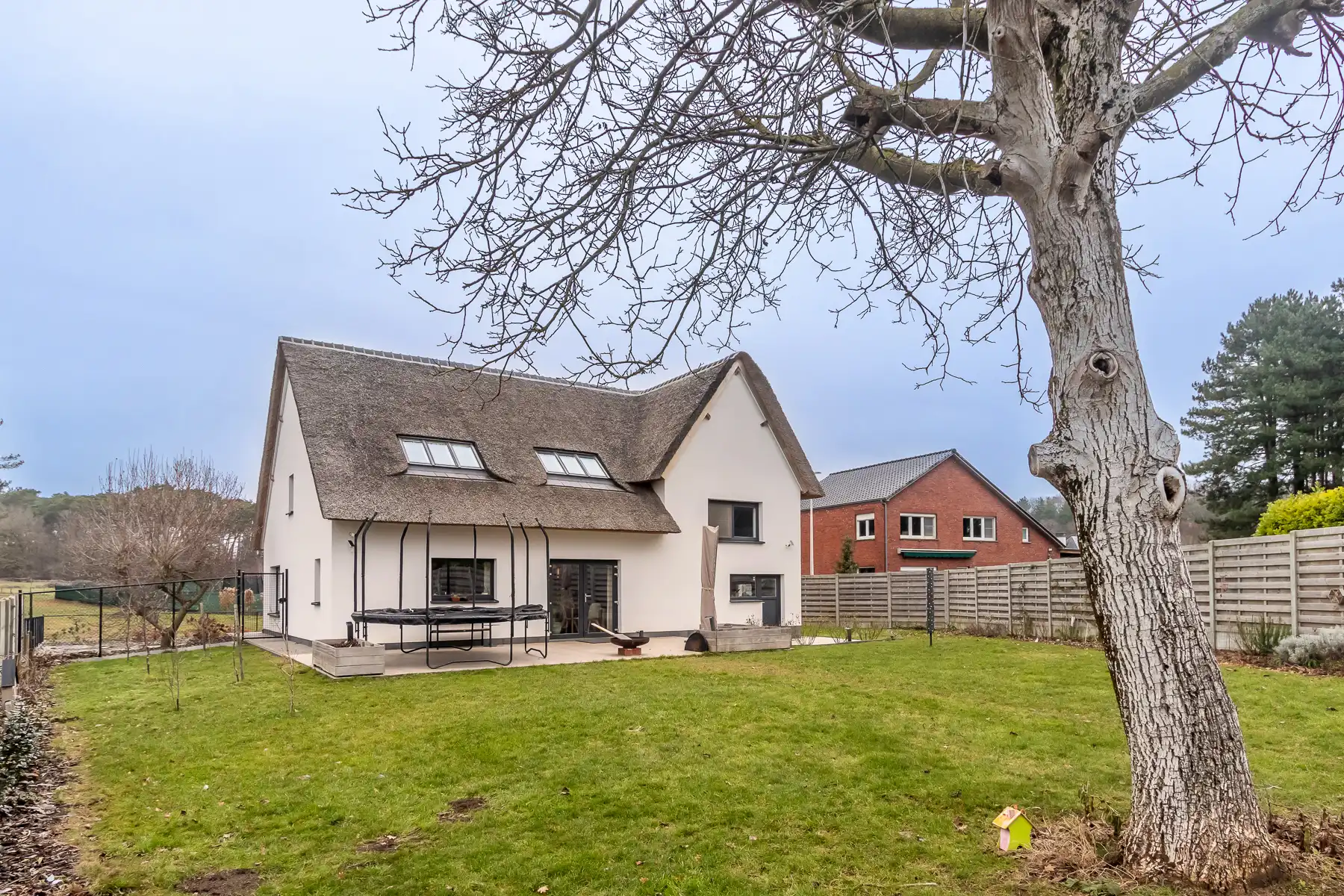 Ruime, gerenoveerde gezinswoning met 3 slaap- en 2 badkamers foto 2