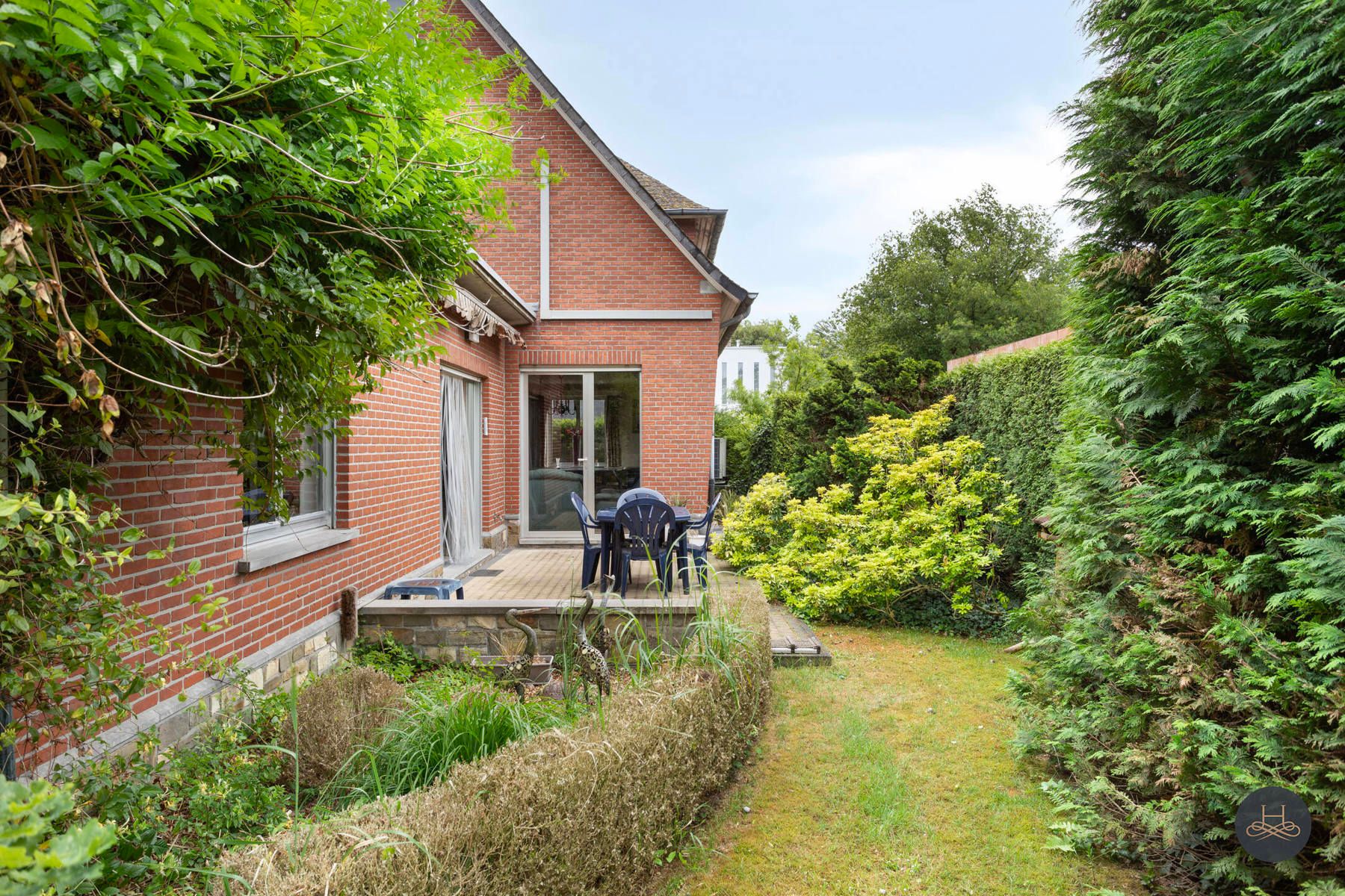 Ruime woning in een rustige groene wijk op een groot perceel foto 7