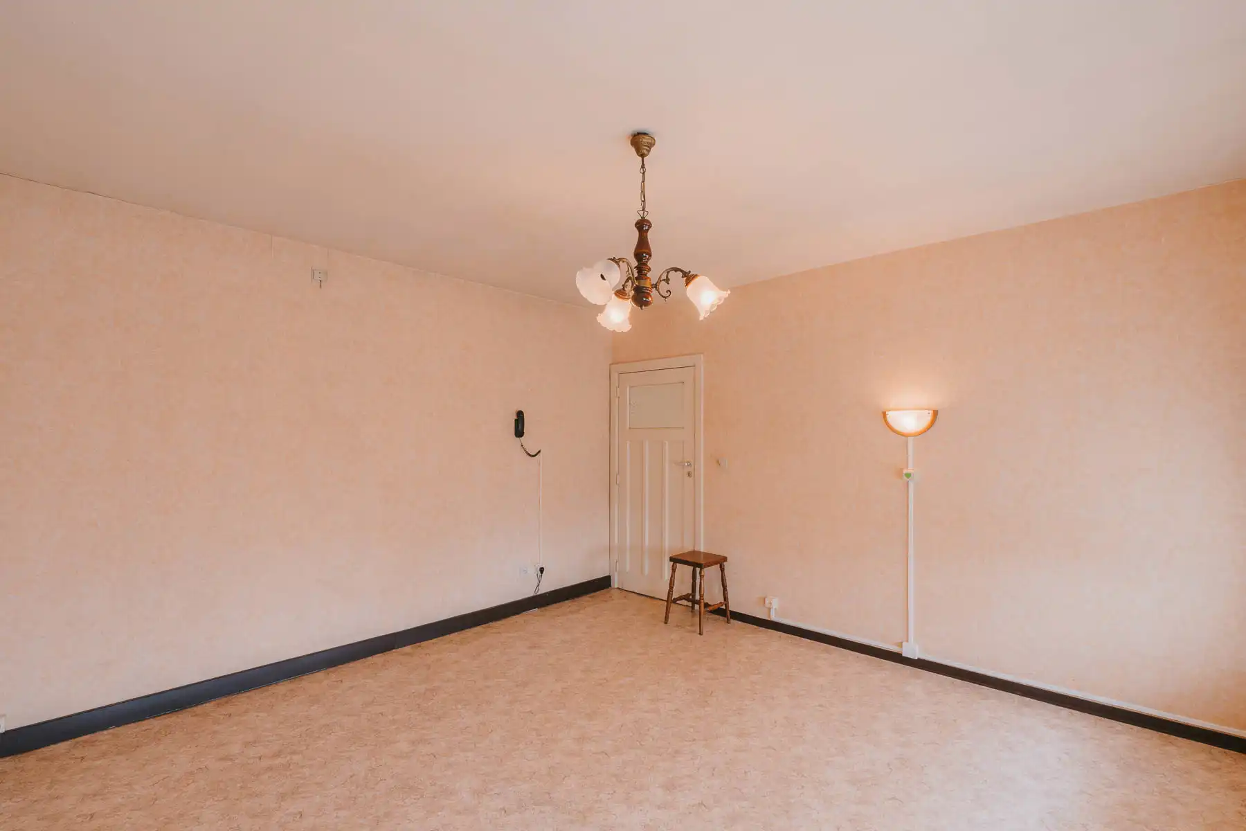 Gezellige, te renoveren woning met leuke tuin op toplocatie  foto 19