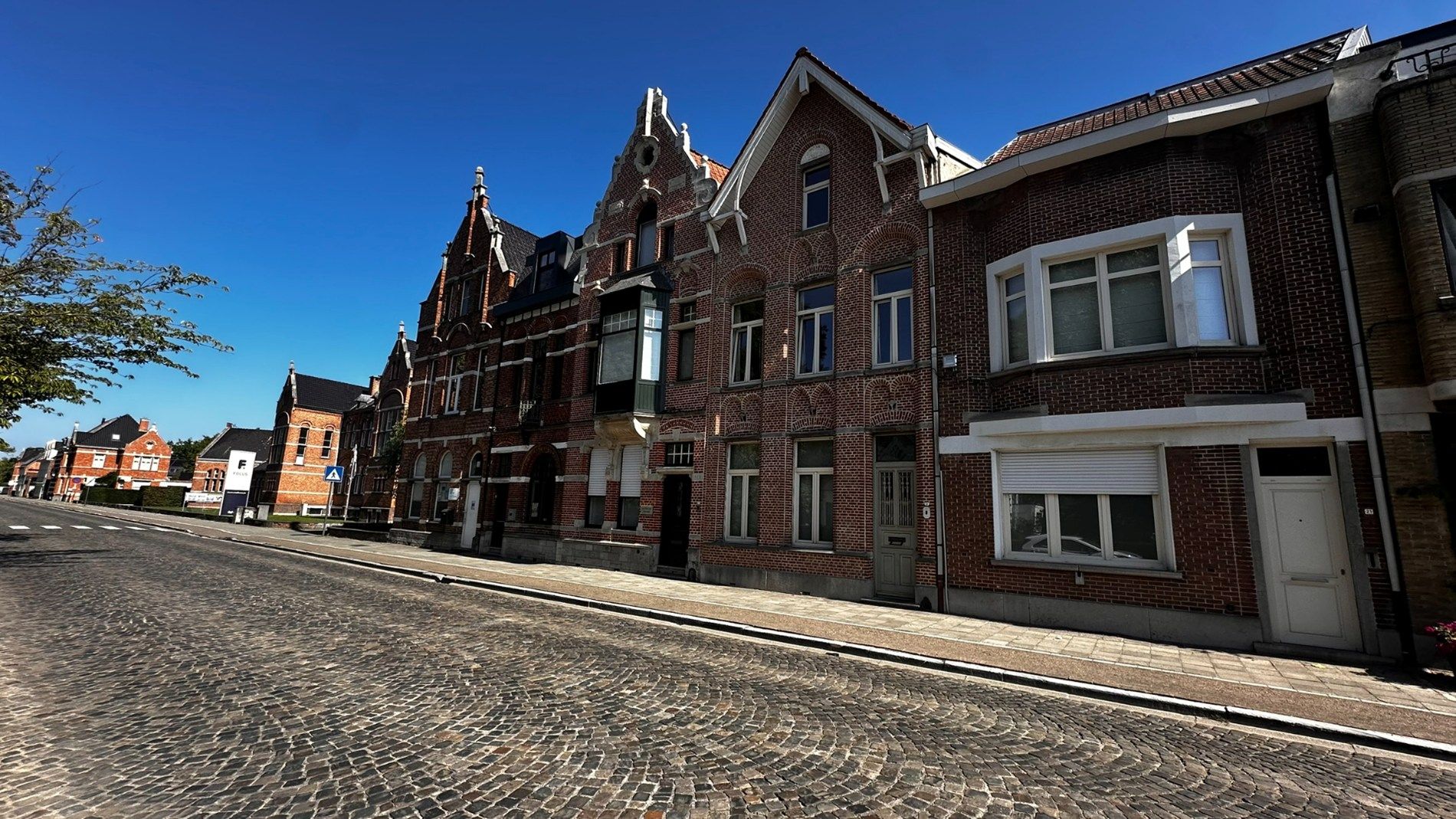 Ruime woning met tuin in centrum Lokeren foto {{pictureIndex}}