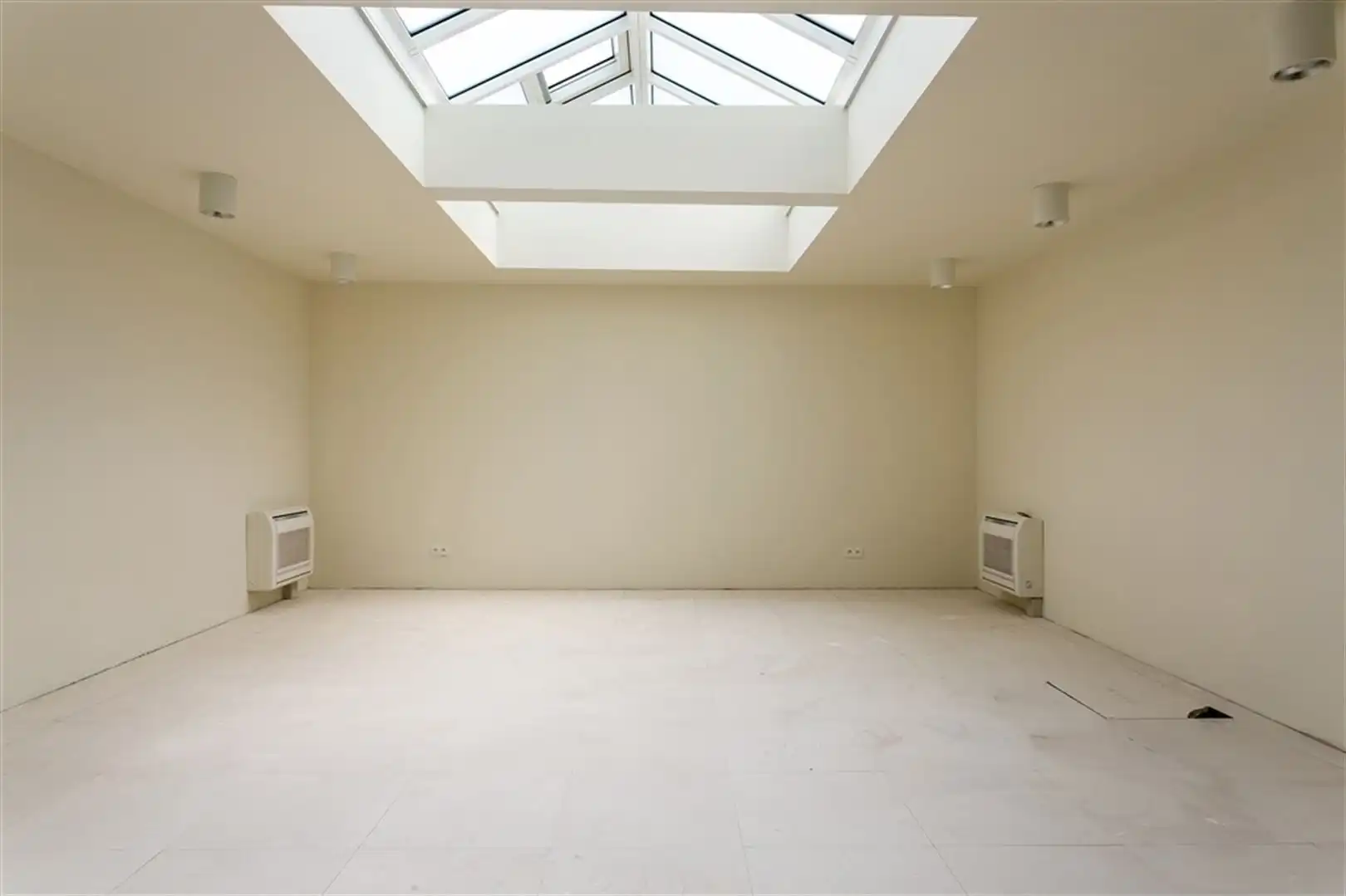 Vernieuwde gelijkvloerse kantoorruimte/showroom foto 5