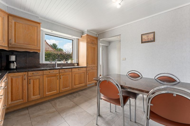 Hooglede. Zeer verzorgde gelijkvloerse villa met 3-4 slaapkamers, dubbele garage en kleine bergloods. Uiterst rustig gelegen overal dichtbij op een prachtige locatie! Ideaal voor bewoners met  extra bergruimte. foto 6