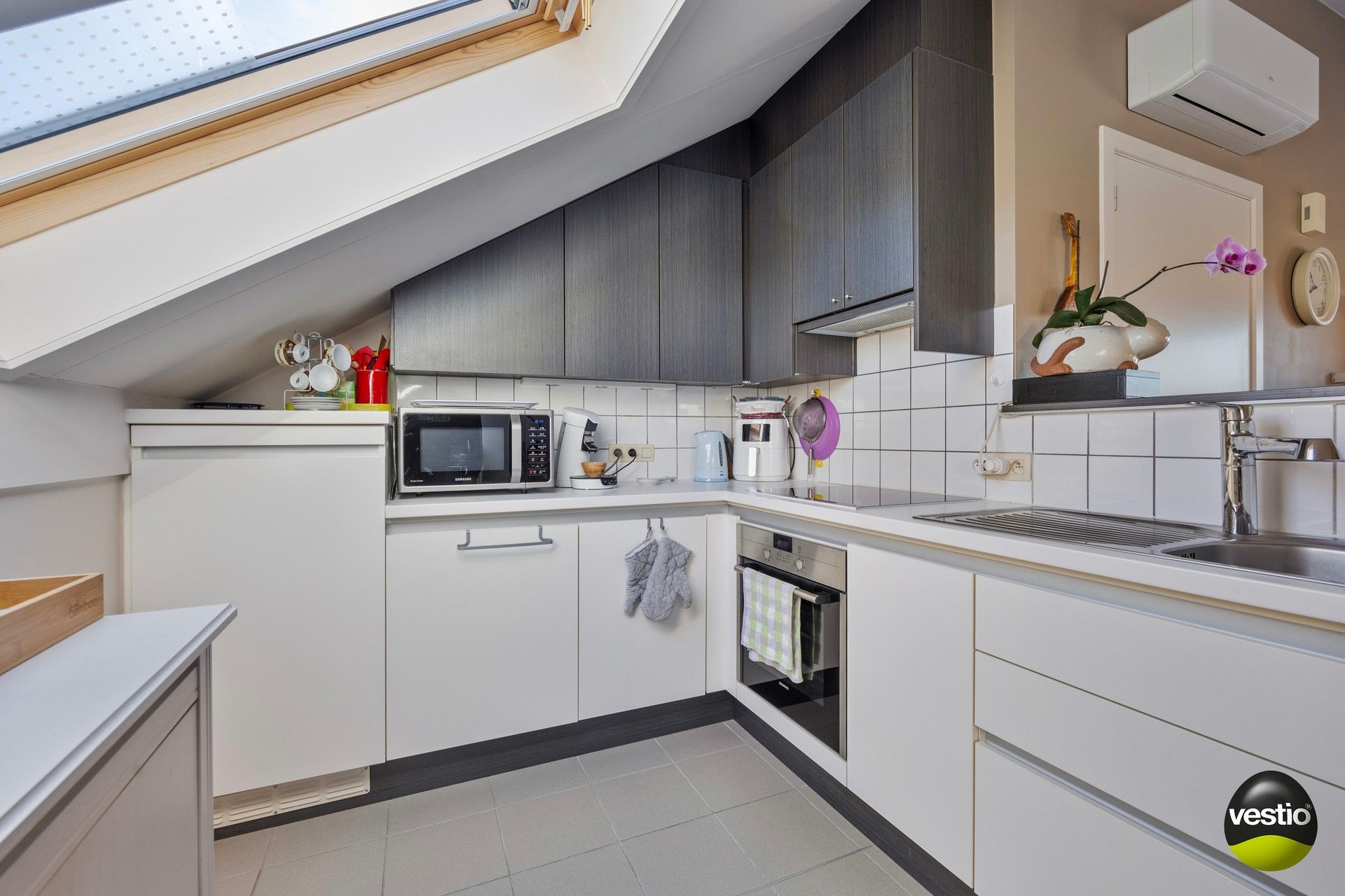 Tof, instapklaar dakappartement met 2 slaapkamers, zonneterras en parking! foto 8
