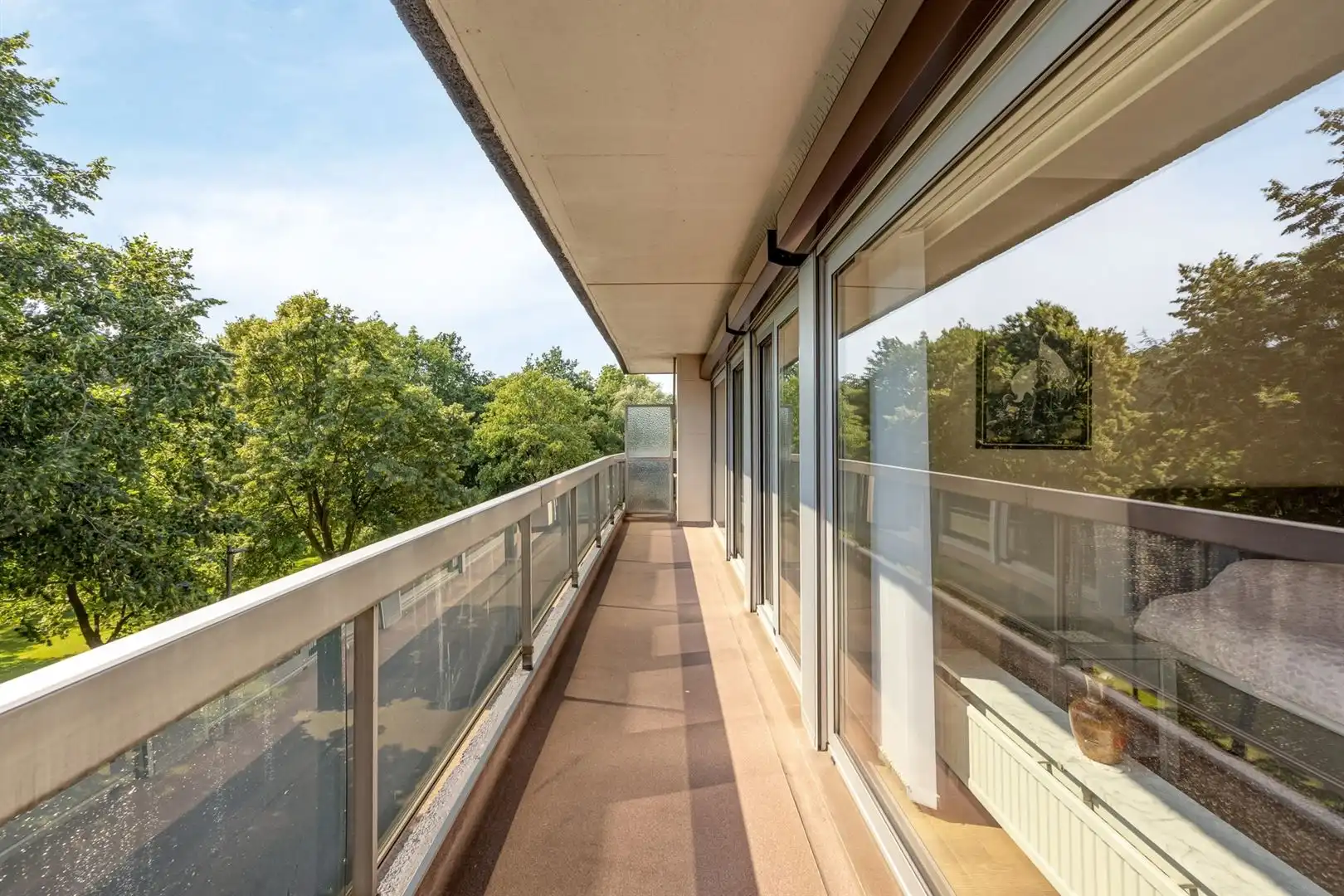 Lichtrijk appartement met terras en groen zicht foto 13