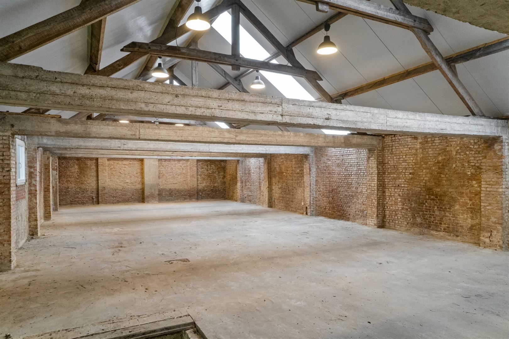 Magazijn ca. 275m2 gelegen achter appartementsgebouw met verdieping foto 13