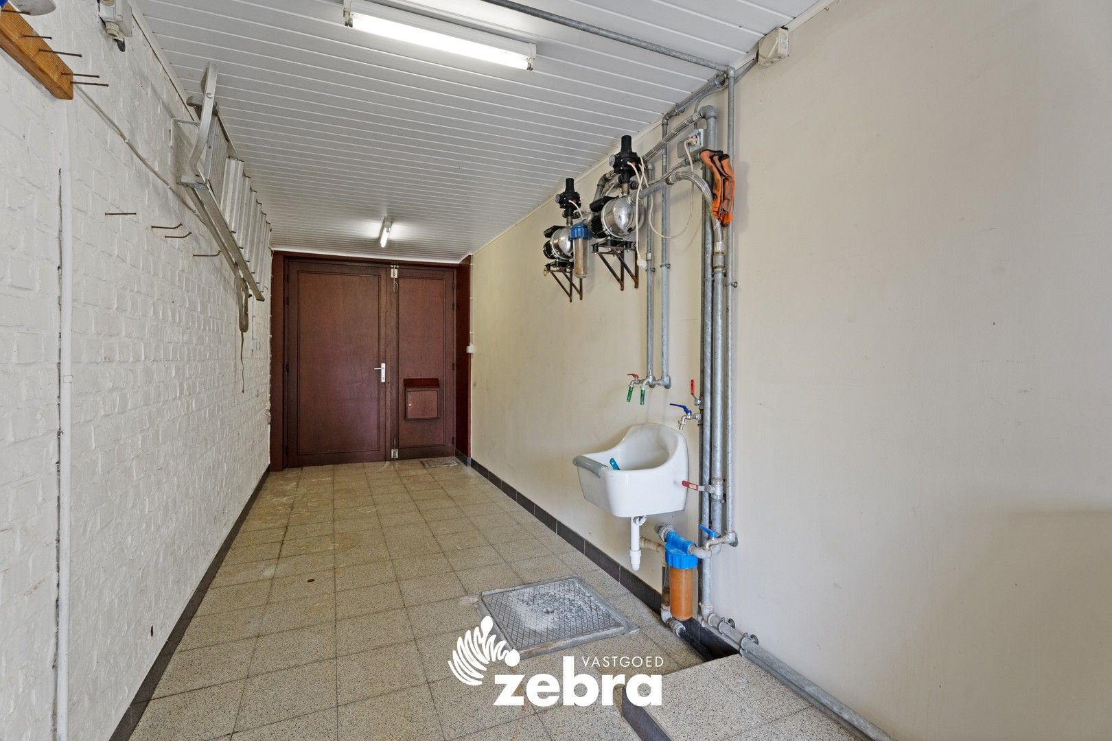 Licht op te frissen woning op een ruim perceel te centrum Roeselare! foto 9