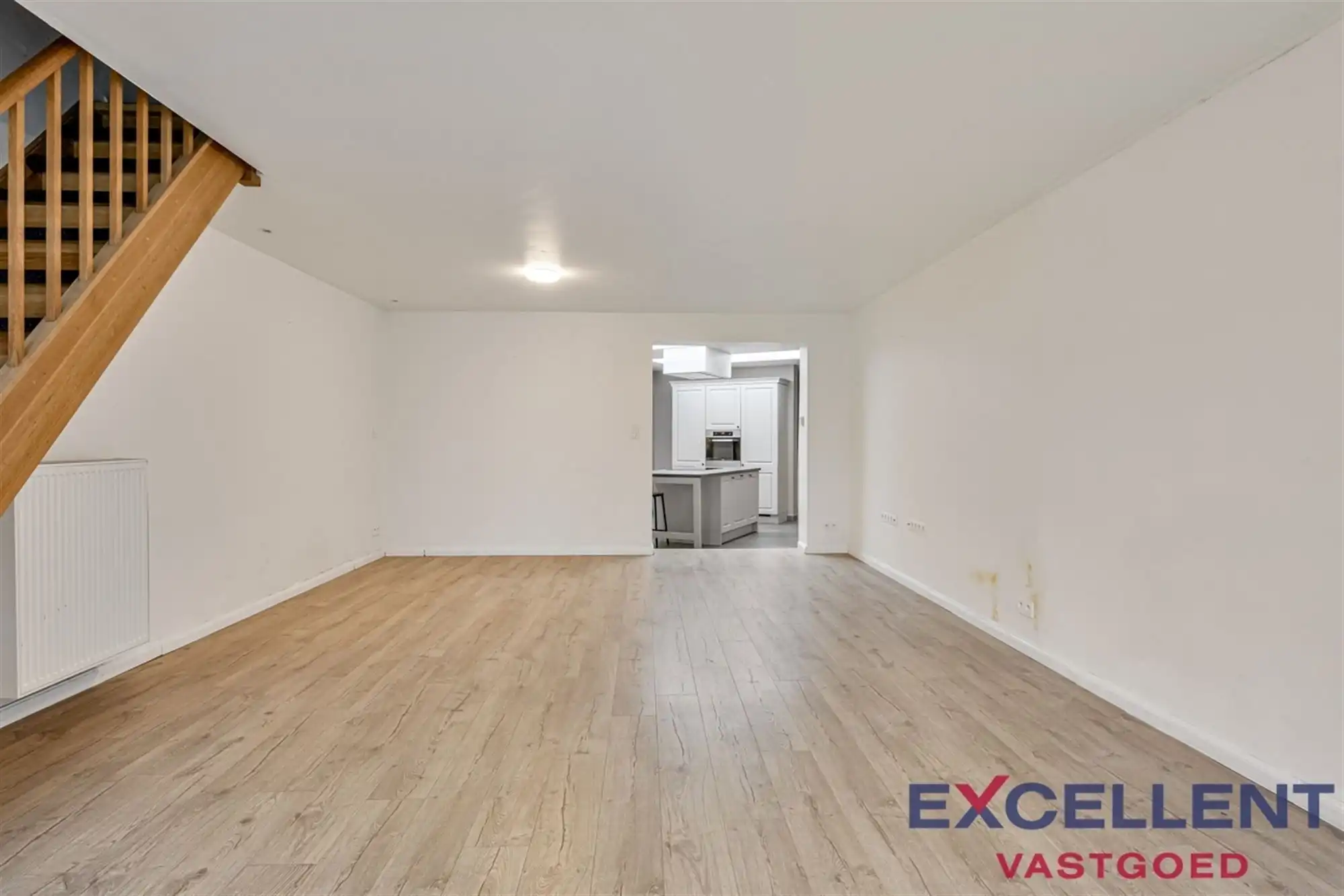 INSTAPKLARE WONING MET STADSTUIN TE RONSE foto 4