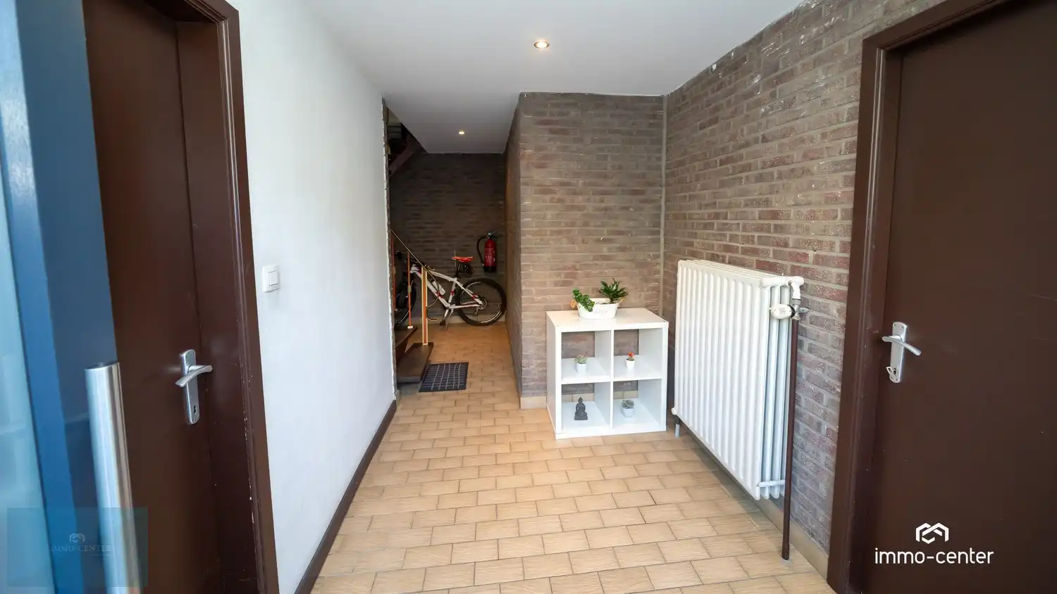 Instapklaar 2-slaapkamer appartement met zolder, 2 garages, carport en prachtige tuin foto 8