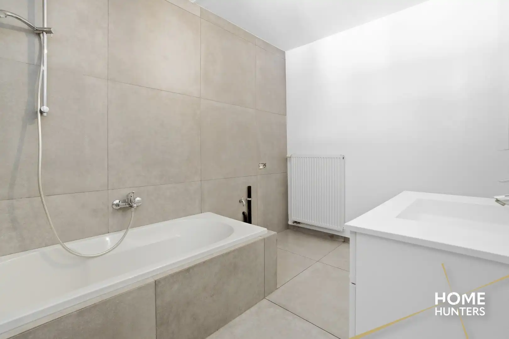 Charmante en instapklare woning met unieke stadskoer en garage foto 19