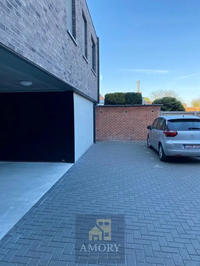 Zonovergoten penthouse met 2 grote terrassen aan Kerkplein te Beveren-Leie foto 2