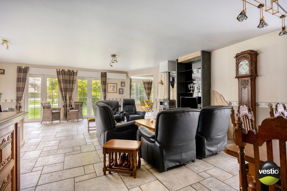 RUSTIG GELEGEN RUIME VILLA MET 5 SLK OP RIANT PERCEEL VAN 18A61CA IN STADSRAND TONGEREN. foto 2