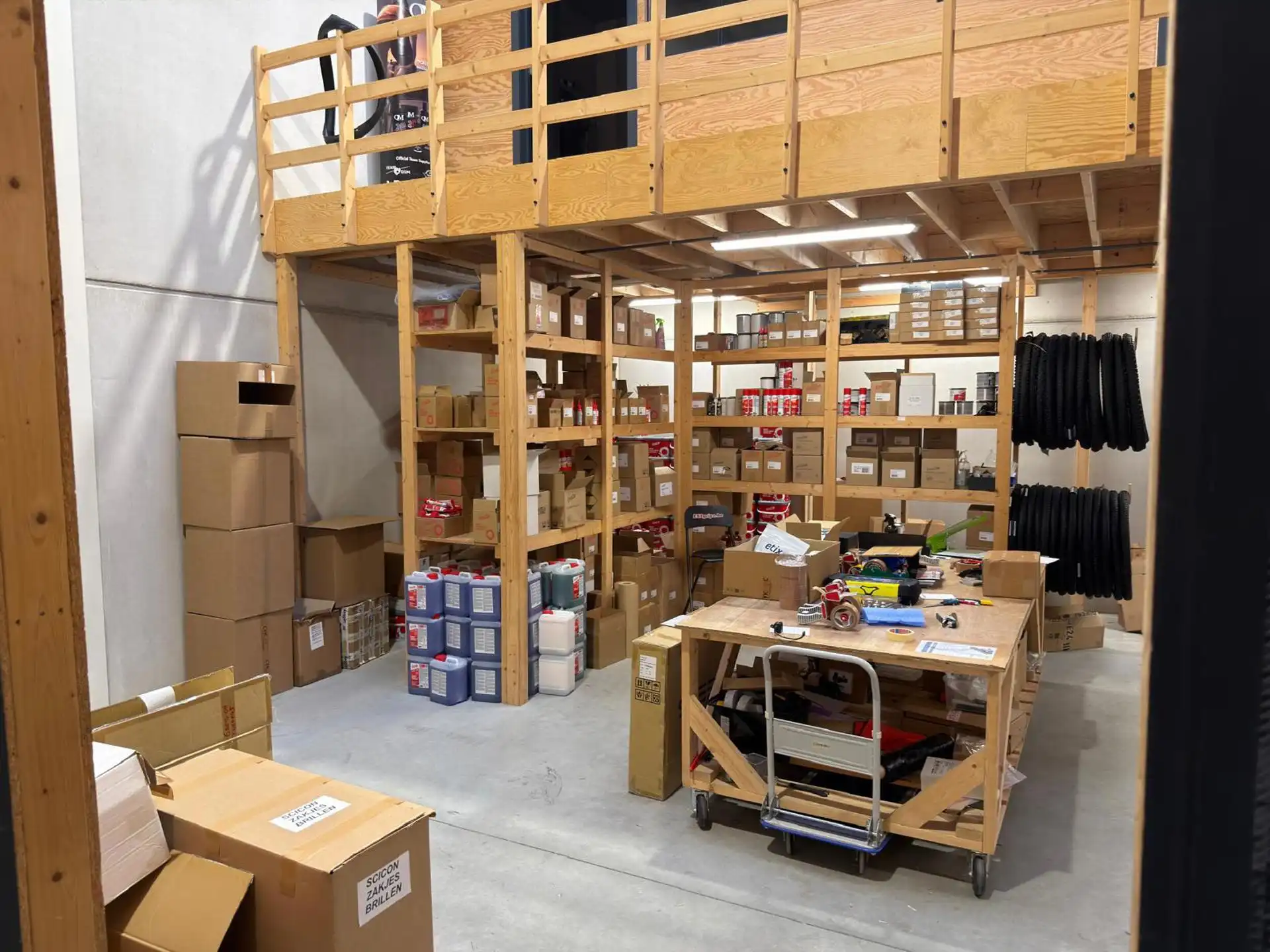 KMO-Unit te huur in Genk van 195m² + kantoren-sanitair-airco foto 12