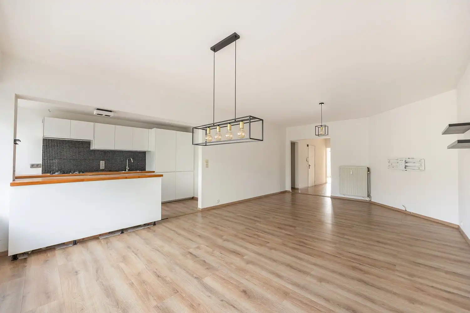 Ruim en lichtrijk 2-slpk appartement met terras, kelderberging en een parkeerplaats in Merksem! foto 10