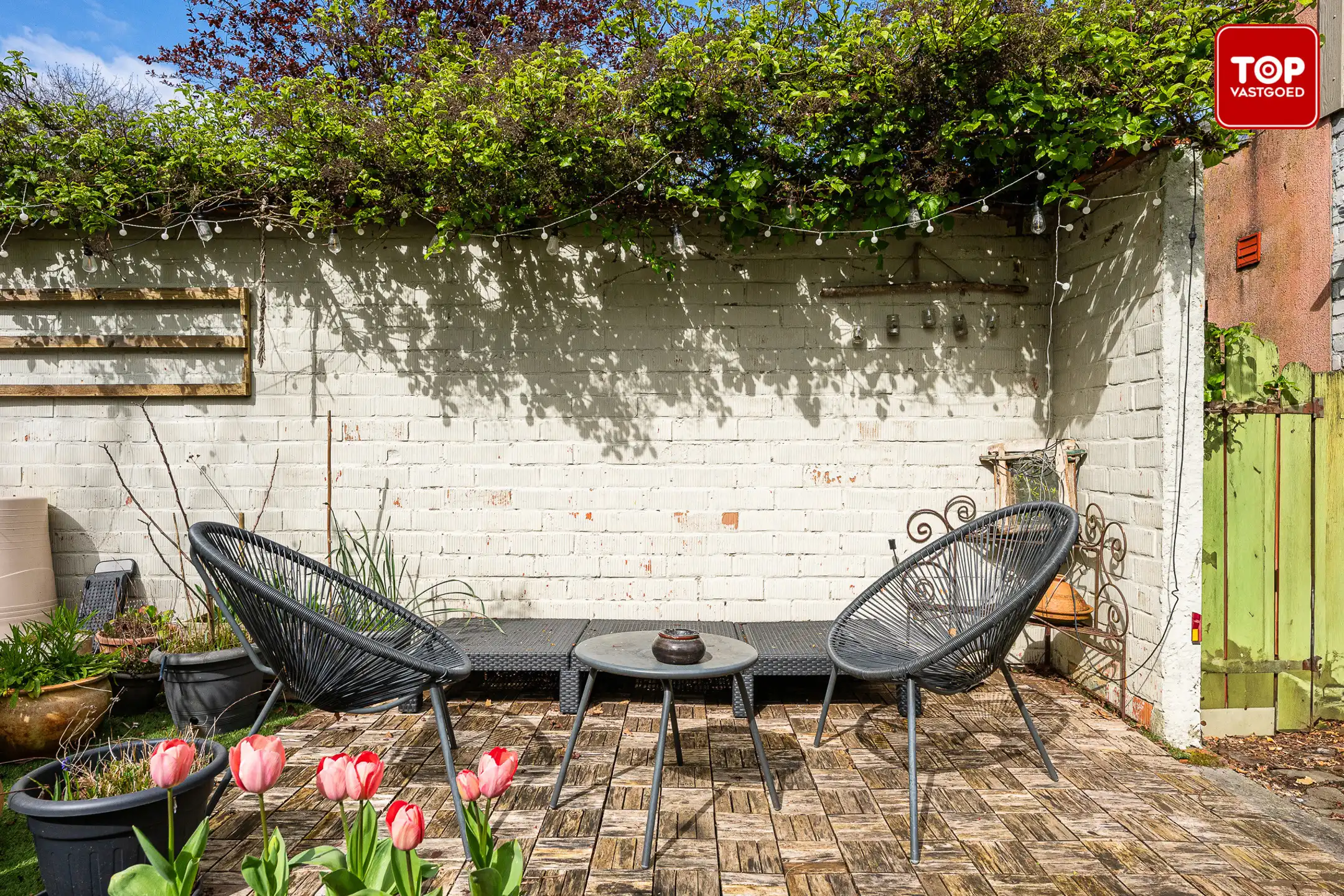 Op te frissen halfopen bebouwing met leuke tuin. foto 24