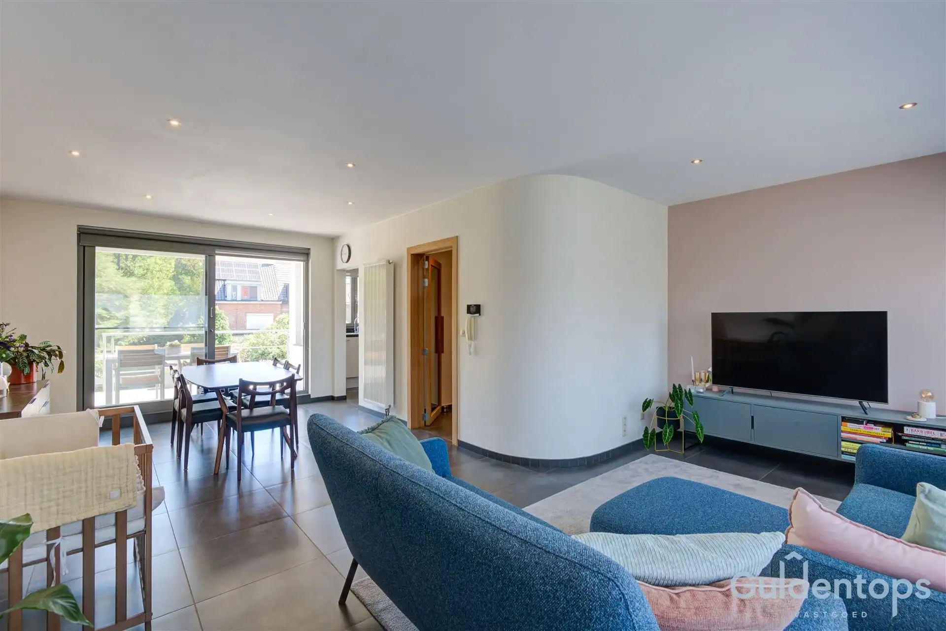 Knappe woning op topligging naast park foto 9