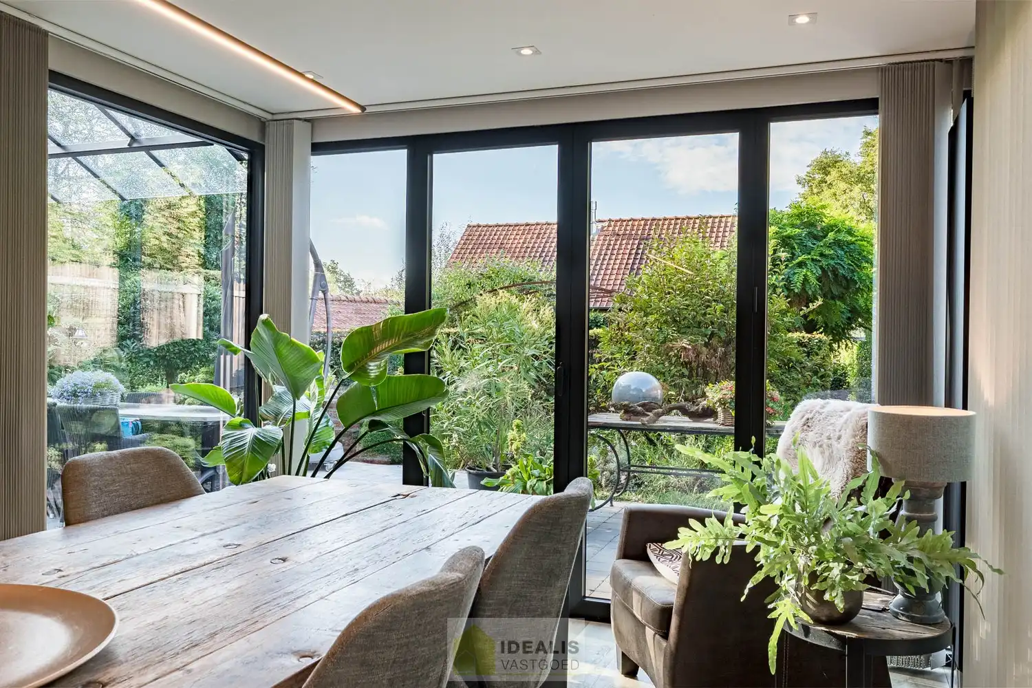 IDYLLISCH GELEGEN BIJZONDERE EIGENDOM BESTAANDE UIT RIANT WOONHUIS, APART BEWOONBAAR BIJGEBOUW EN ATELIER OMGEVEN DOOR EEN SCHITTERD AANGELEGDE TUIN EN WEILAND. Het domein is toegankelijk zowel aan de mooie Urnenveldstraat doch ook via een uitzonderlijk mooie oprijlaan toegankelijk langs de boszijde van het perceel. Deze vrijstaande woning, gebouwd in 1986, beschikt over een sfeervolle leefruimte in vol contact met de tuin en biedt een heerlijke atmosfeer dankzij de centraal geplaatste speksteenkachel. Op de verdieping beschikt de woning over slaapkamers en sanitair. Een absolute meerwaarde is het afzonderlijk volledig ingericht bijhuisje, centraal op het perceel, voorzien van alle woonfaciliteiten. Verder is er de mogelijkheid om wonen/werken te combineren via het knap afgewerkte atelier, met vergezicht op het eigen weiland. Geschikt voor kandidaten op zoek naar een ruime en instapklare parel met een idyllische uitstraling! foto 20