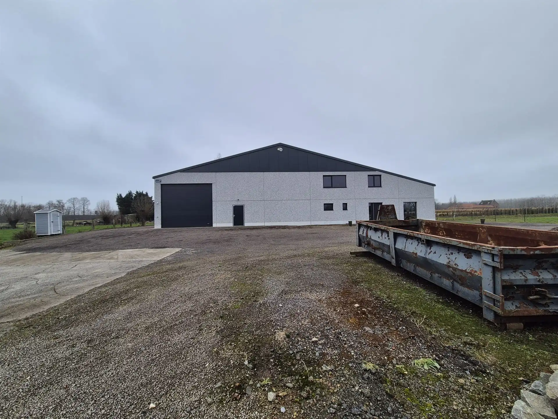 Loods van ± 1.000 m² met ruime buitenopslag. foto 12