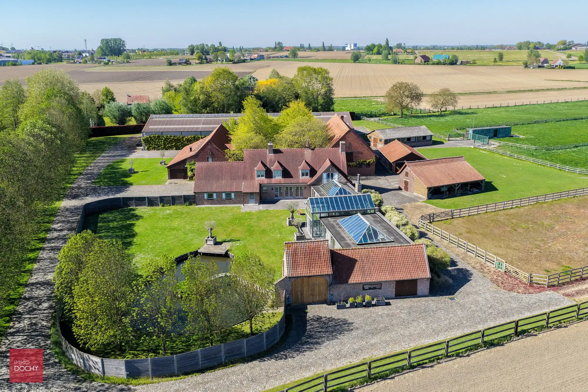 Vierkantshoeve met paardenaccommodatie op ca. 5,3ha foto 3