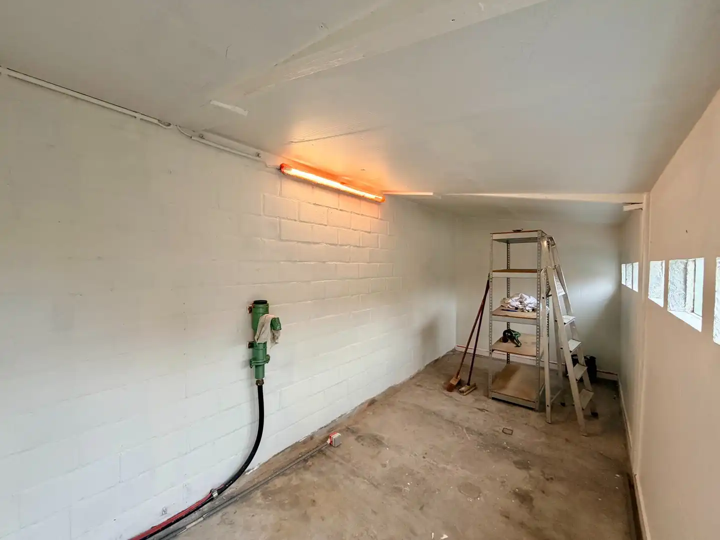 Instapklare woning met 2 slaapkamers en diepe tuin te Roeselare! foto 8